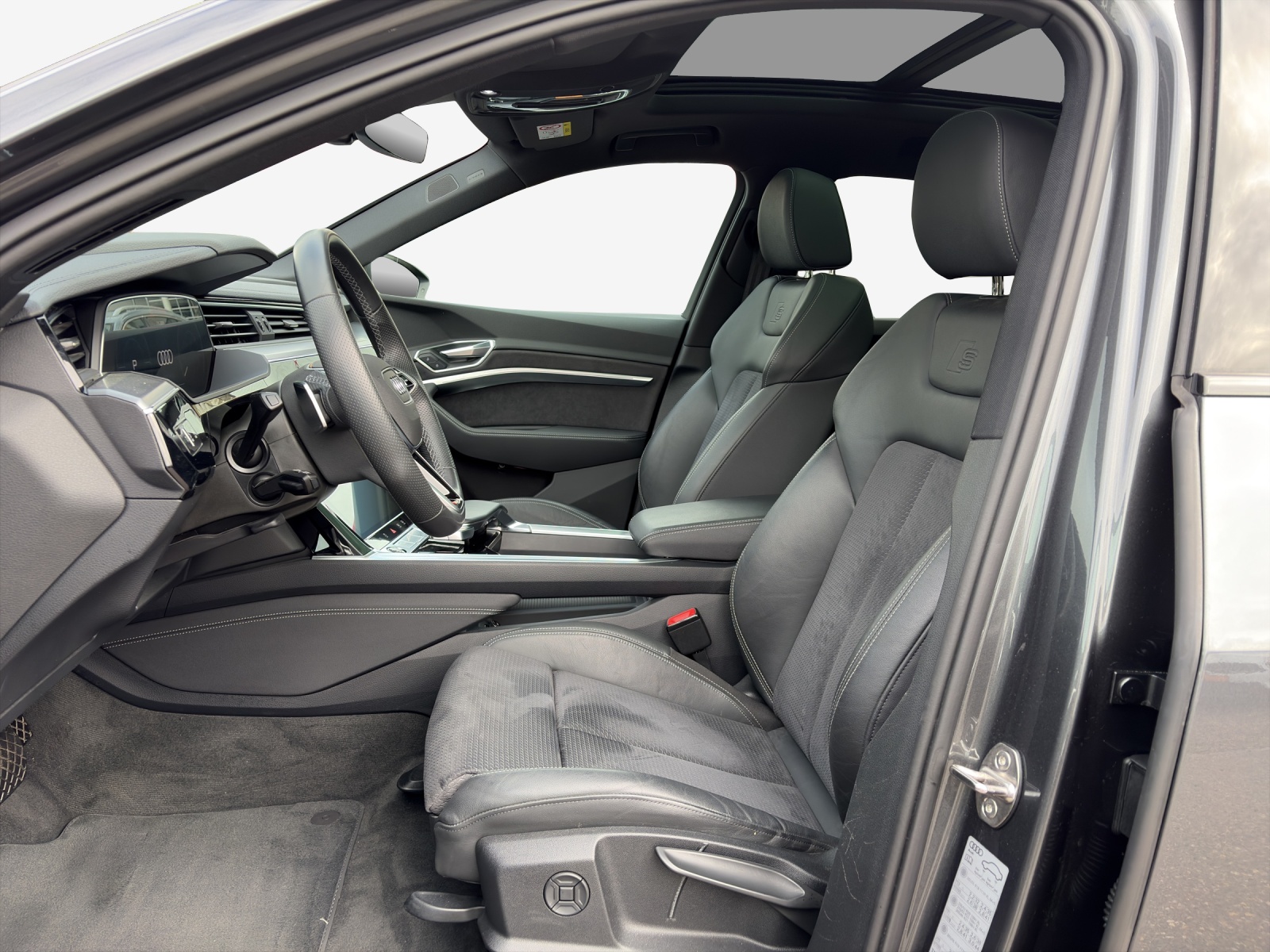 AUDI e-tron 55 S Line Black Edition quattro-image-8