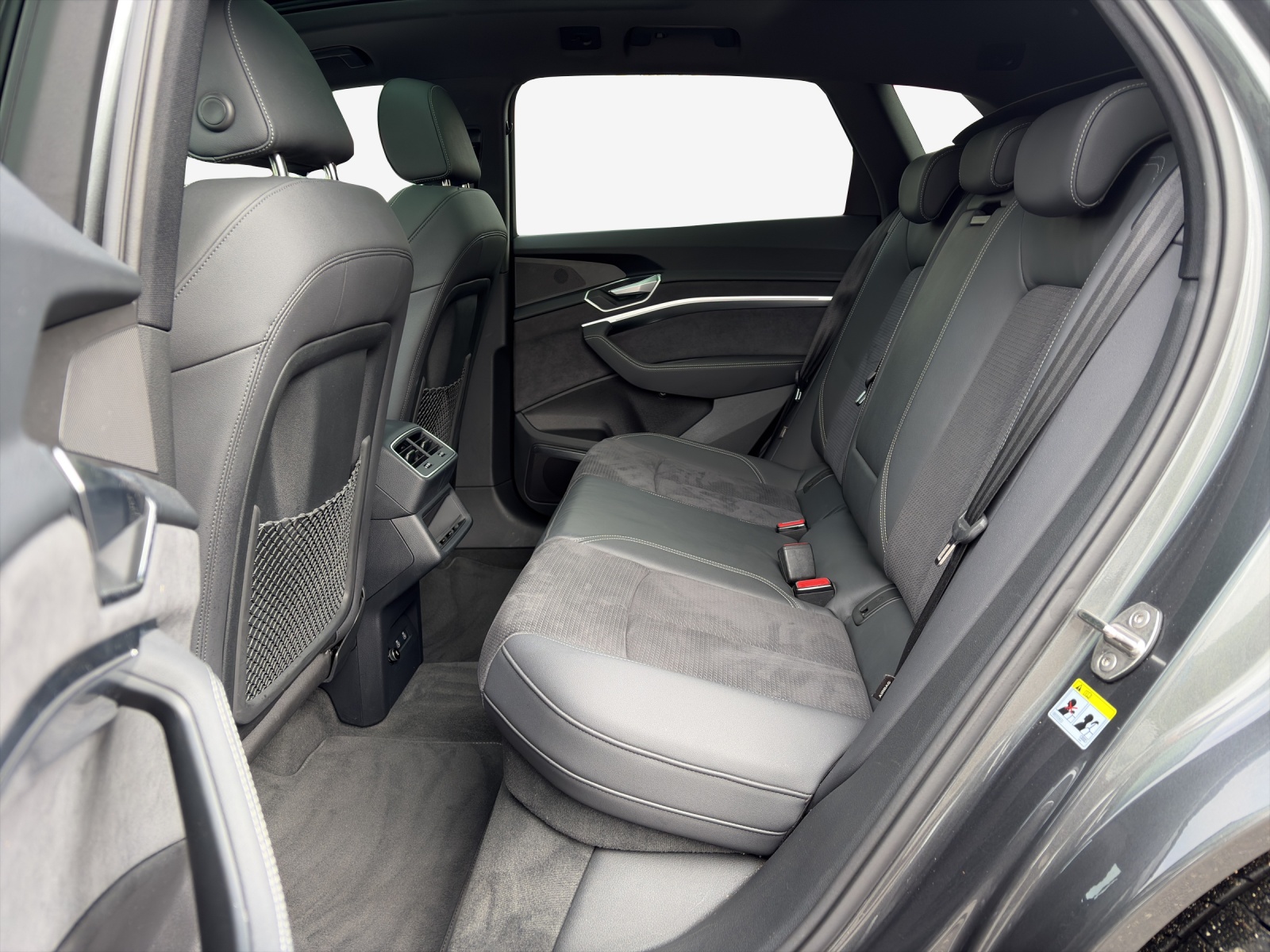 AUDI e-tron 55 S Line Black Edition quattro-image-12