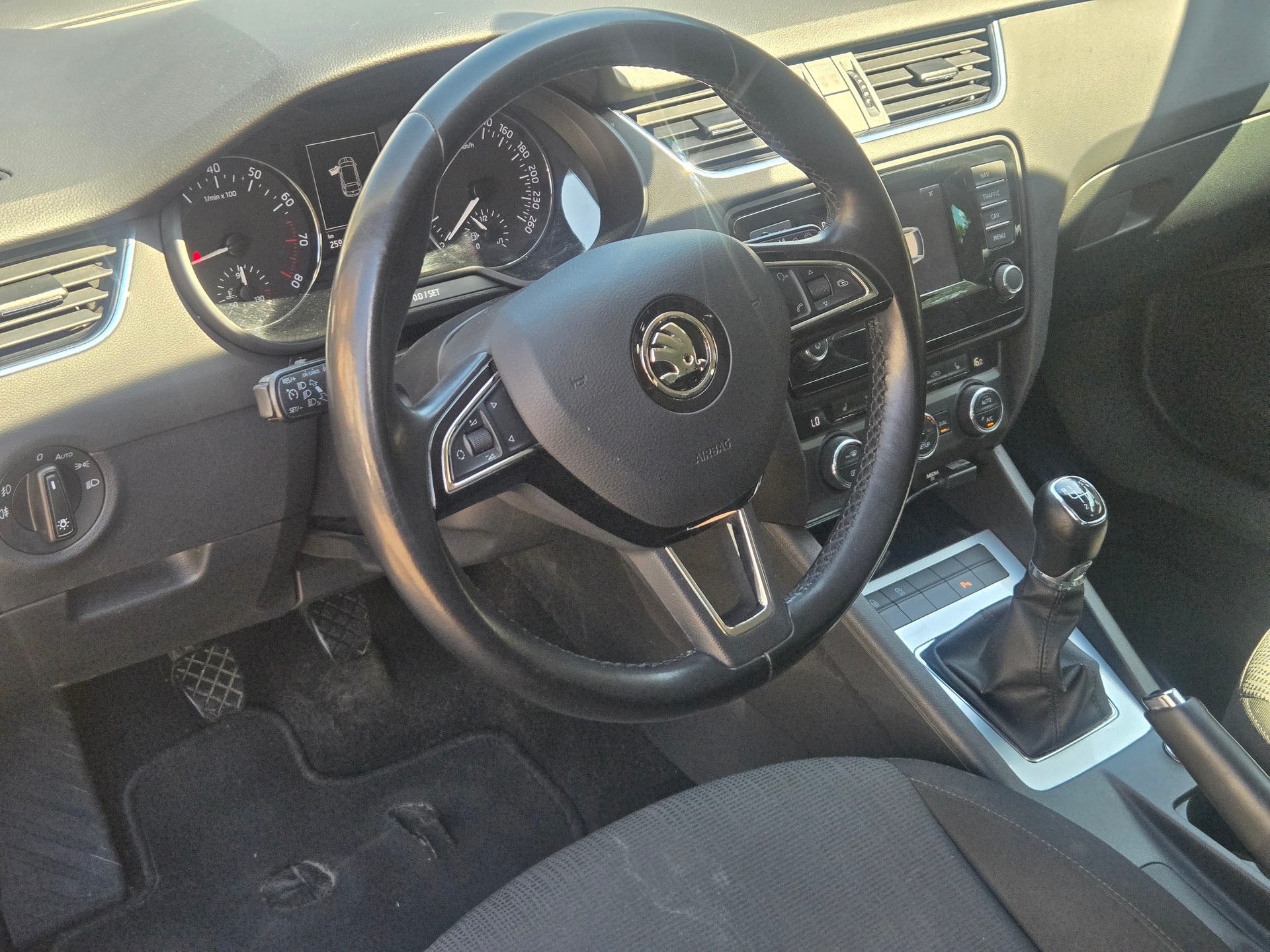SKODA Octavia Combi 1.2 TSI Active-image-6