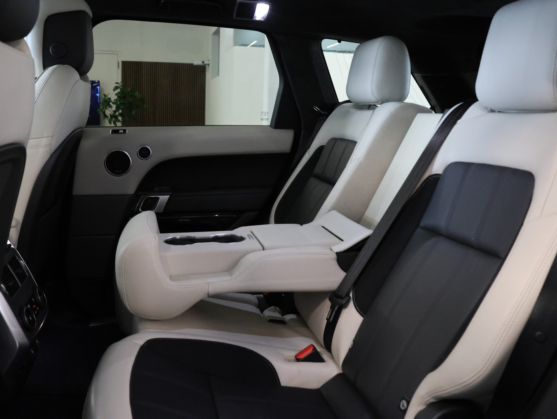 LAND ROVER Range Rover Sport P400 3.0 I6 MHEV HSE Automatic *Panorama* *Meridian* *Carbonteile*-image-39