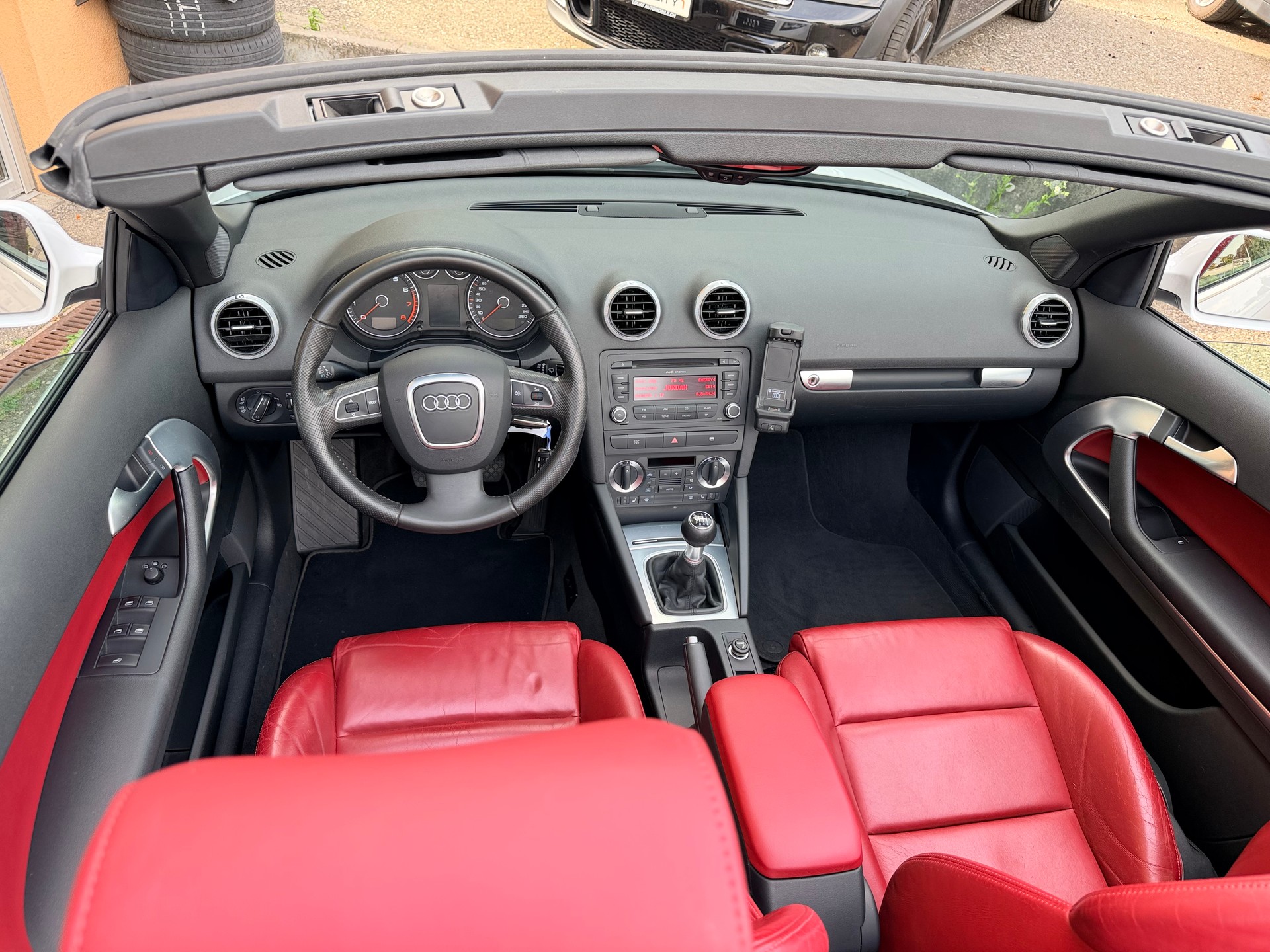 AUDI A3 Cabriolet 1.8 TFSI Attraction-image-21