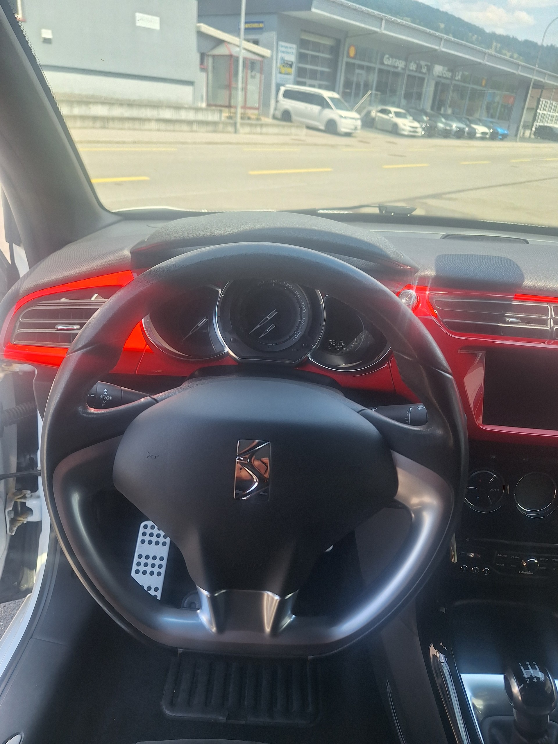 DS AUTOMOBILES DS3 1.2 Pure Tech Red Edition-image-5