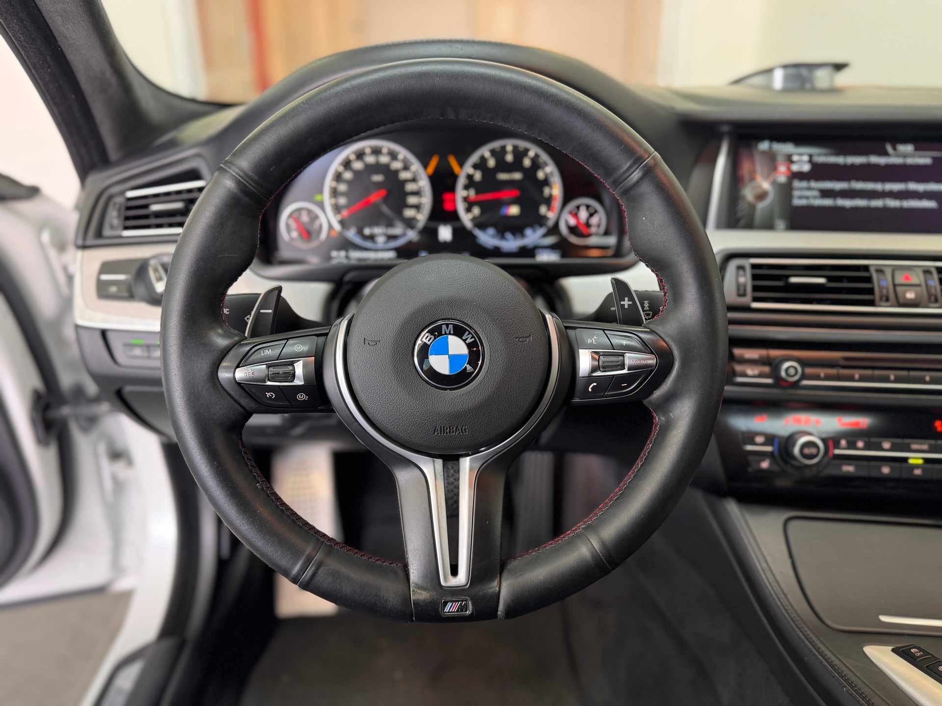 BMW M5 Competition Drivelogic *Frozzen White Matt Lackierung / Keramik Bremsen / B&O Soundsystem / LED / Softclose / Facelift*-image-13