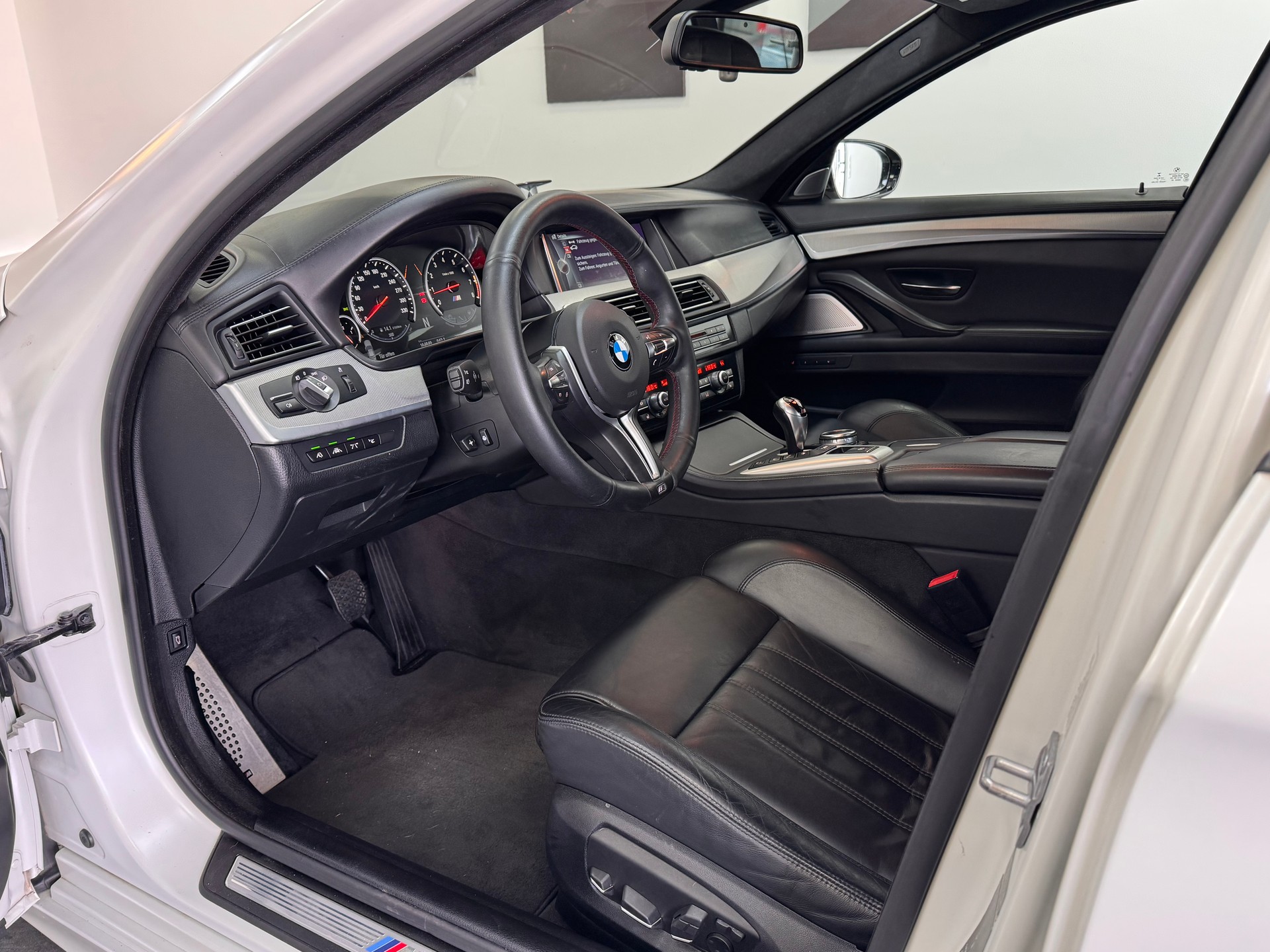 BMW M5 Competition Drivelogic *Frozzen White Matt Lackierung / Keramik Bremsen / B&O Soundsystem / LED / Softclose / Facelift*-image-7