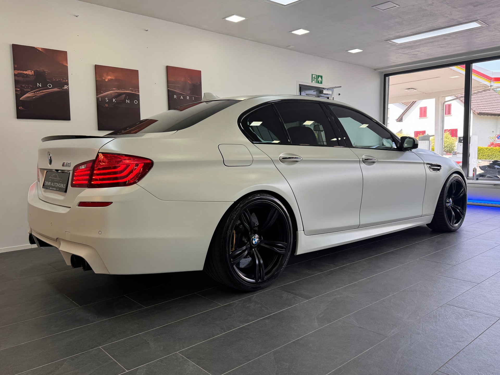 BMW M5 Competition Drivelogic *Frozzen White Matt Lackierung / Keramik Bremsen / B&O Soundsystem / LED / Softclose / Facelift*-image-3
