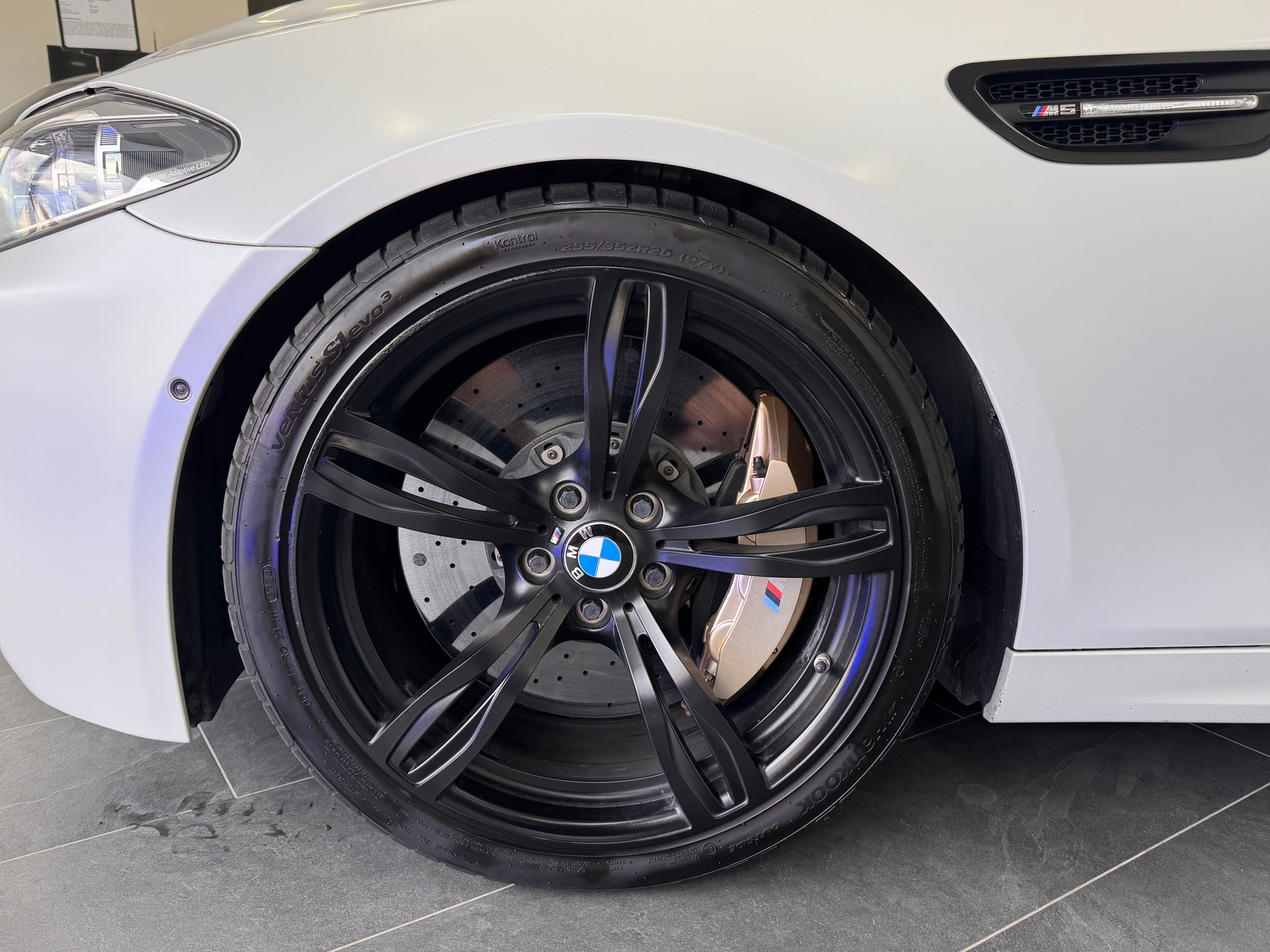 BMW M5 Competition Drivelogic *Frozzen White Matt Lackierung / Keramik Bremsen / B&O Soundsystem / LED / Softclose / Facelift*-image-6