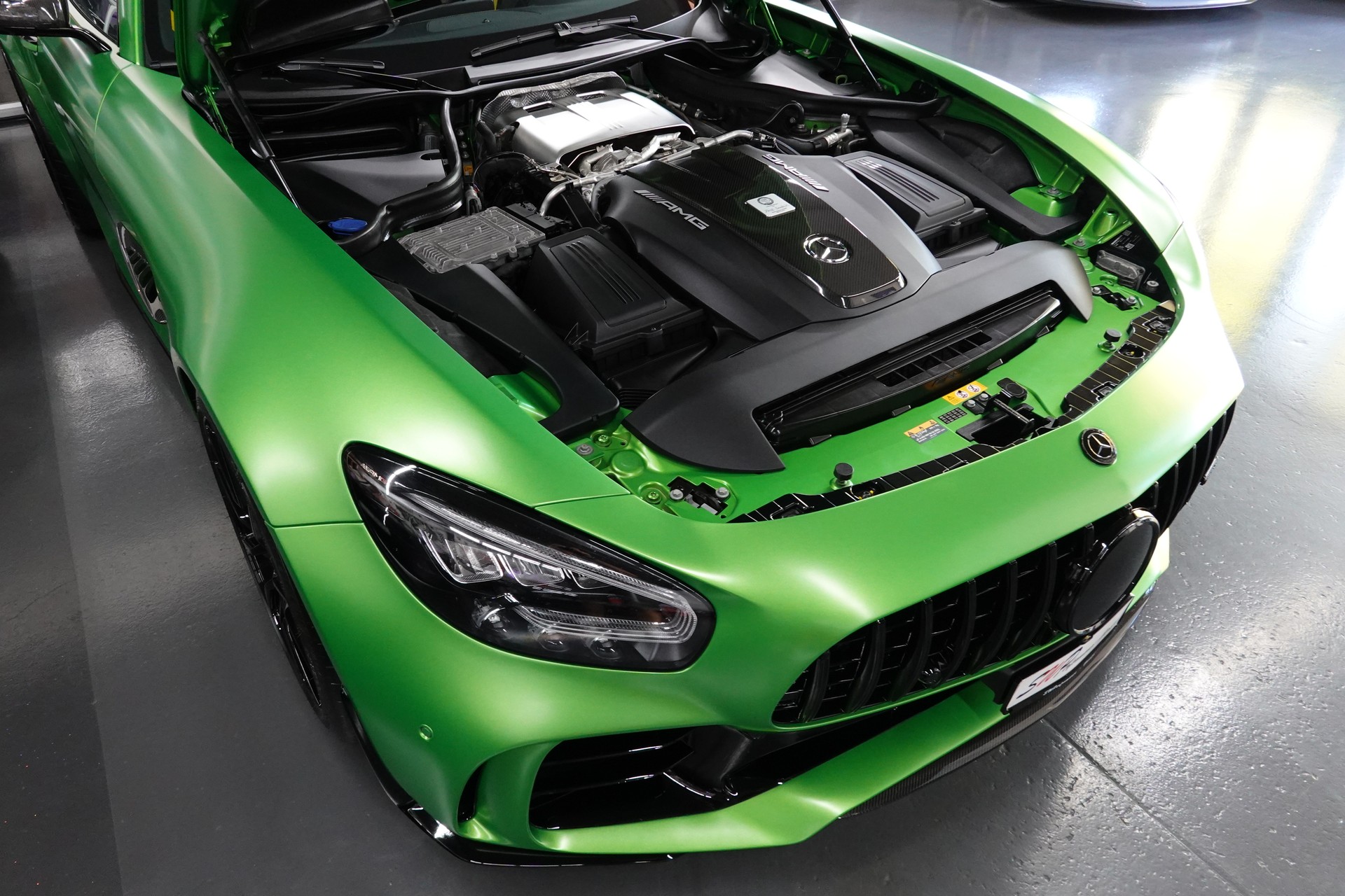 MERCEDES-BENZ AMG GT R SPEEDSHIFT DCT GREEN HULK CARBON PAKET ON TOP-showroom-element-3