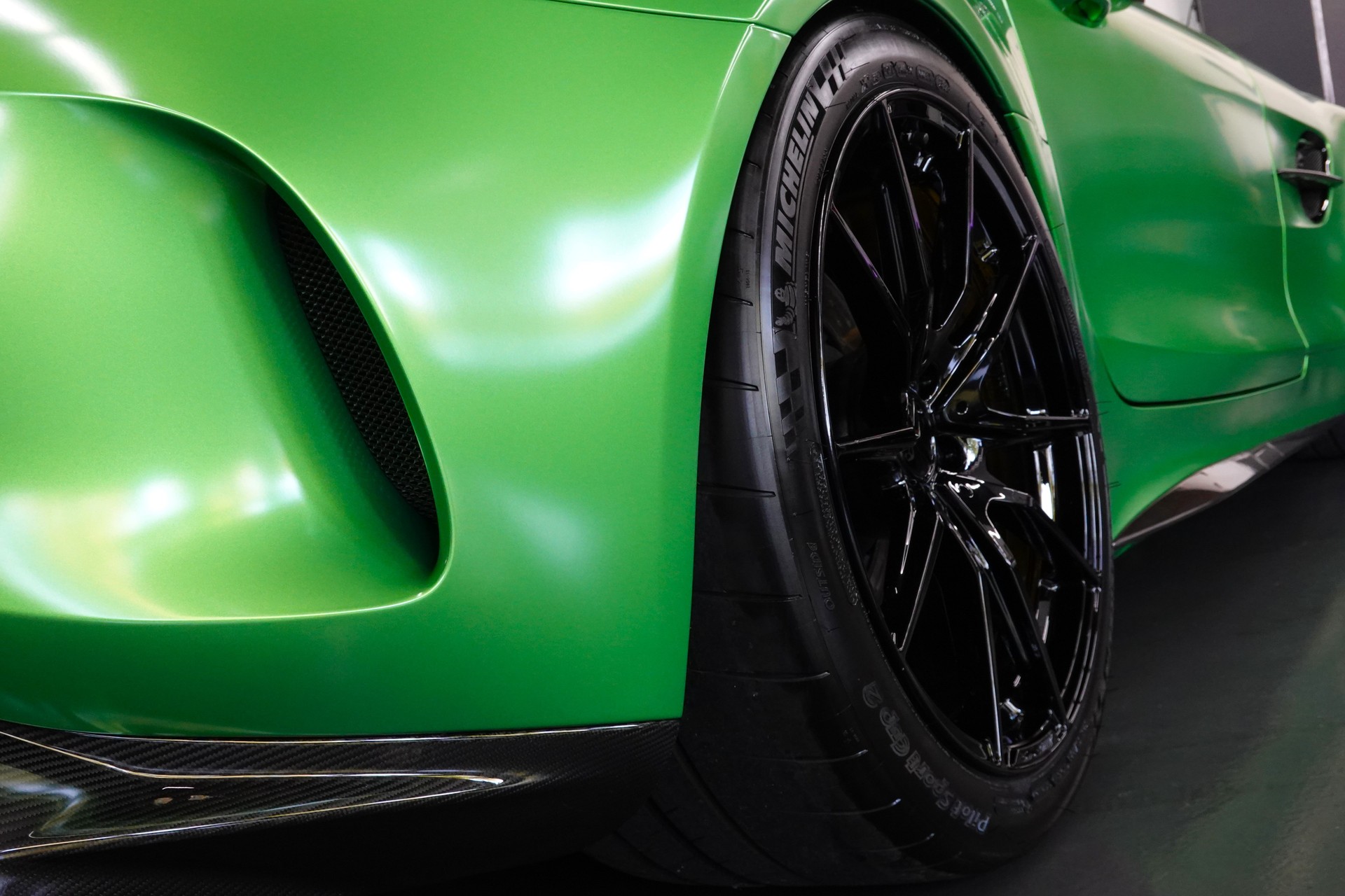 MERCEDES-BENZ AMG GT R SPEEDSHIFT DCT GREEN HULK CARBON PAKET ON TOP-image-33