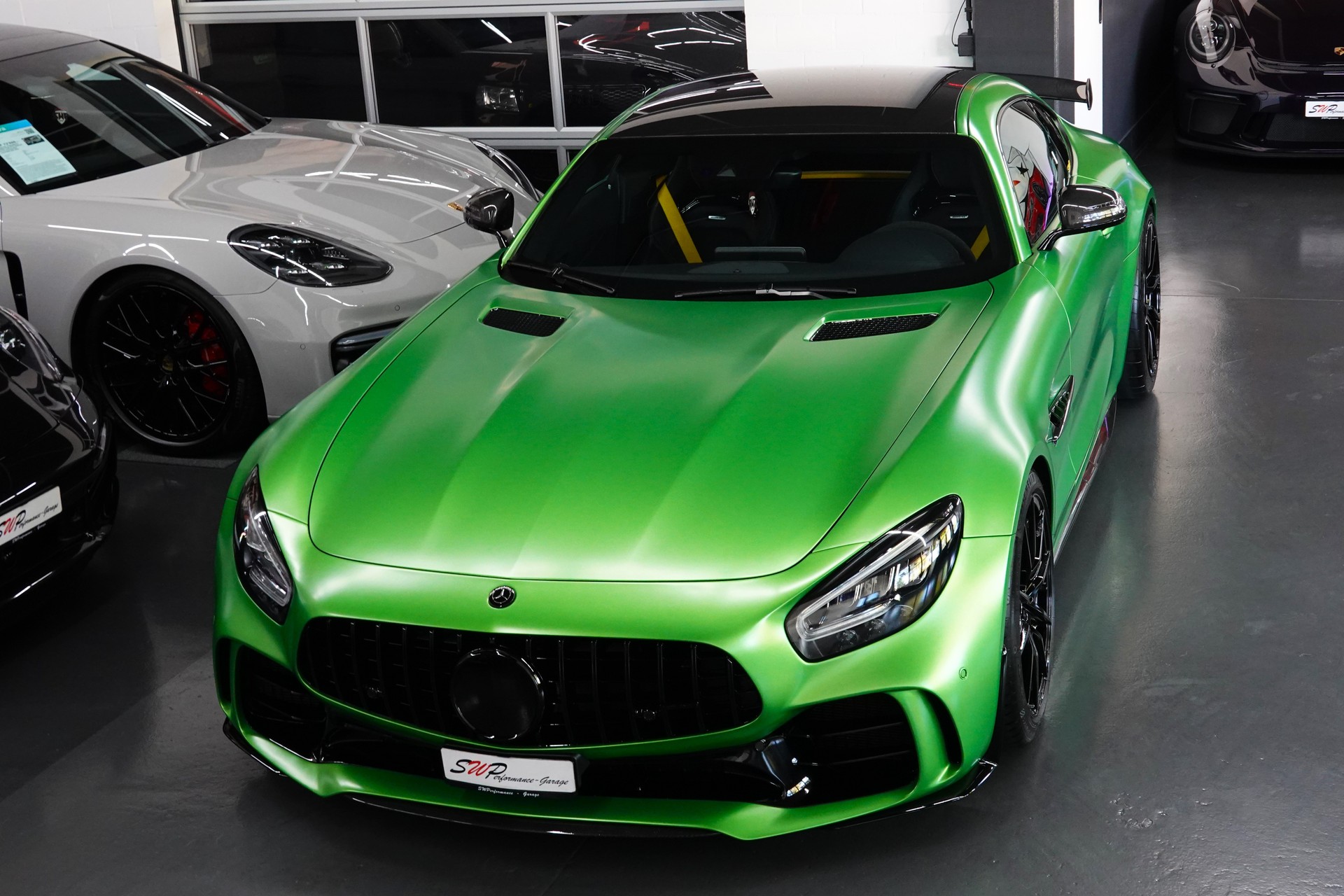 MERCEDES-BENZ AMG GT R SPEEDSHIFT DCT GREEN HULK CARBON PAKET ON TOP-showroom-element-2