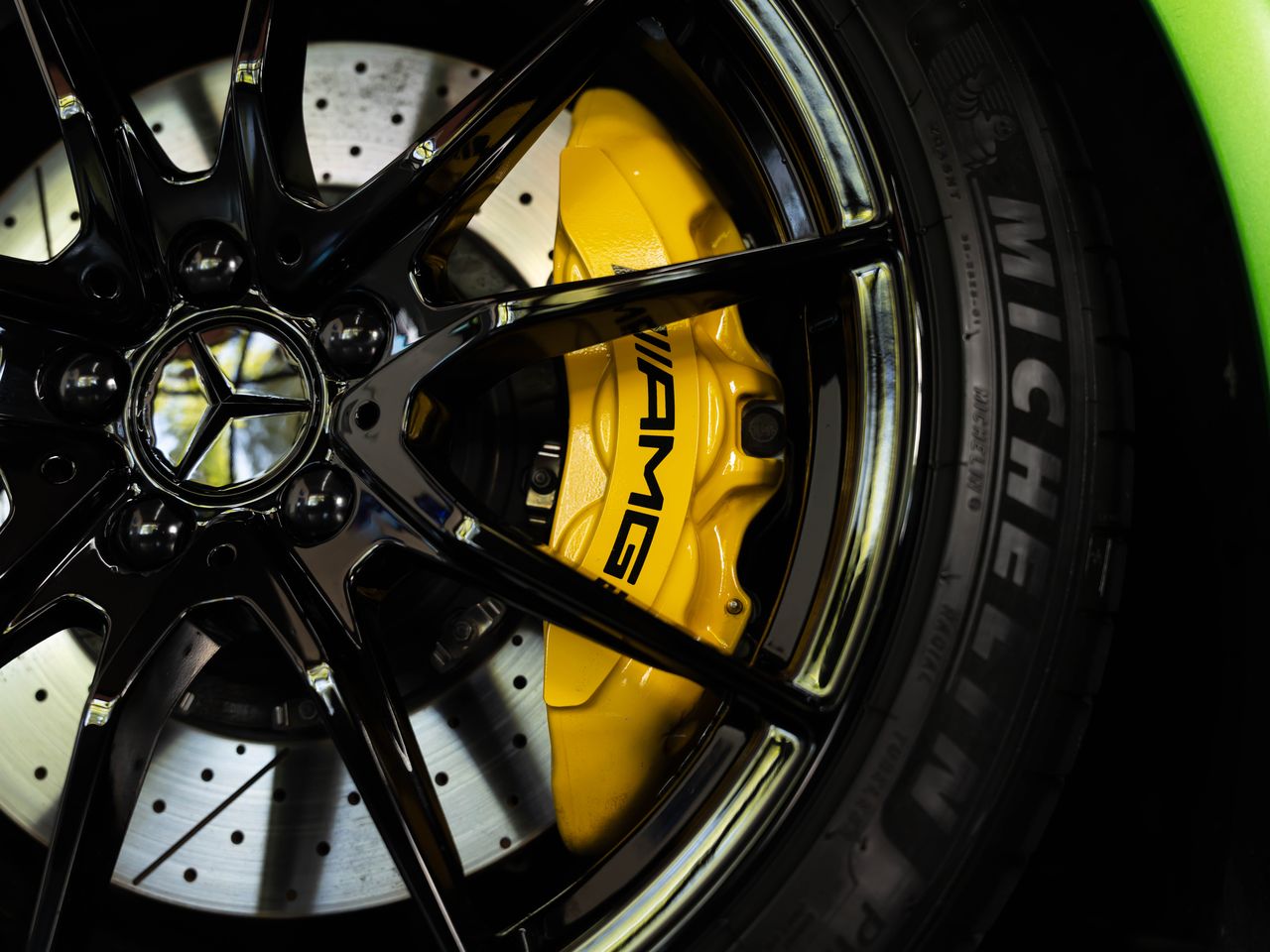 MERCEDES-BENZ AMG GT R SPEEDSHIFT DCT GREEN HULK CARBON PAKET ON TOP-image-11