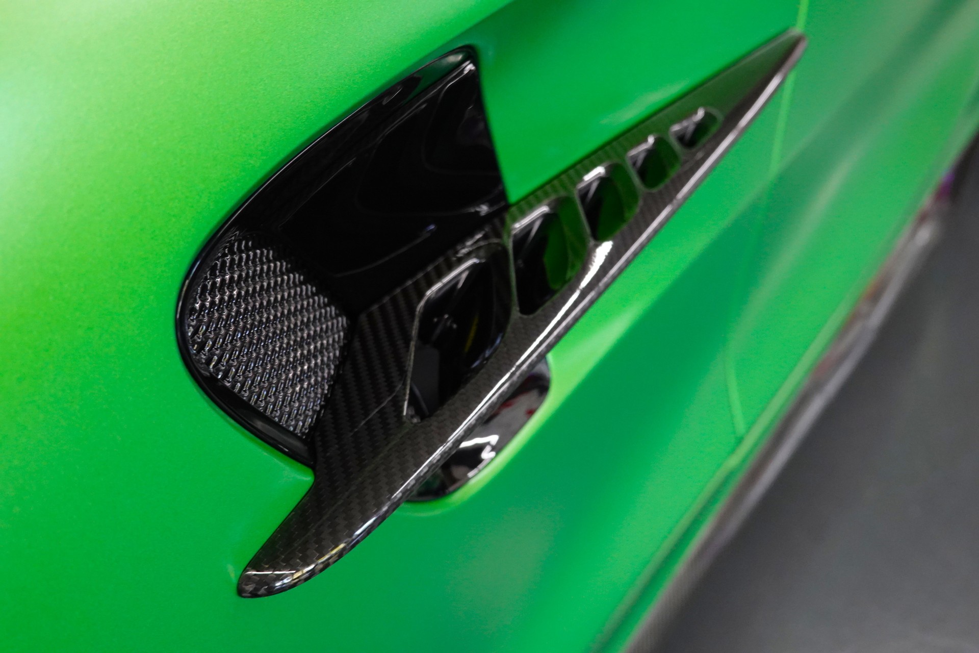 MERCEDES-BENZ AMG GT R SPEEDSHIFT DCT GREEN HULK CARBON PAKET ON TOP-image-9