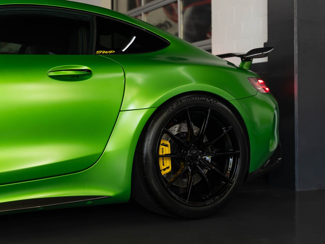 MERCEDES-BENZ AMG GT R SPEEDSHIFT DCT GREEN HULK CARBON PAKET ON TOP-image-21