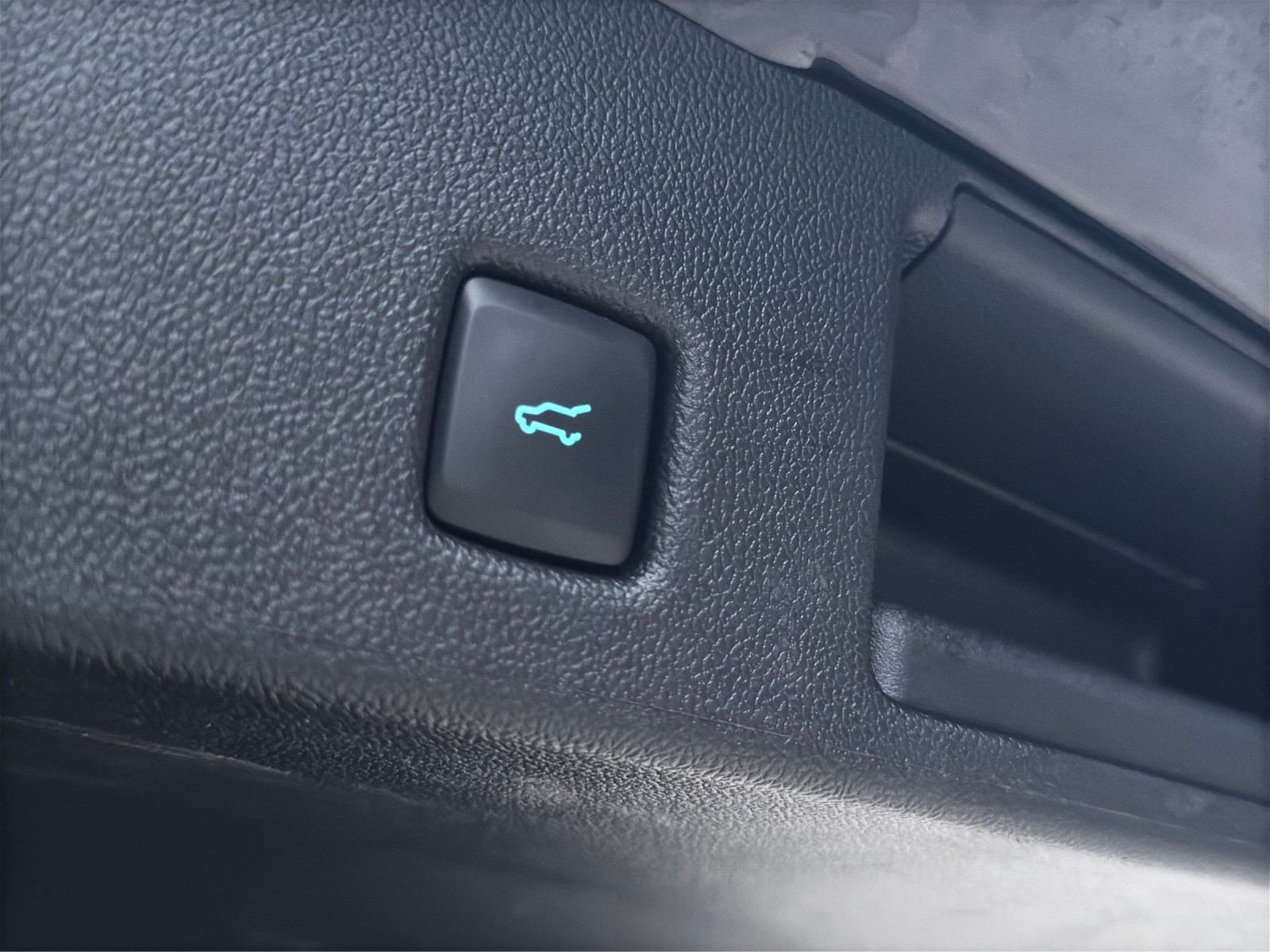 FORD Kuga 2.5 FHEV Titanium 4WD-image-19