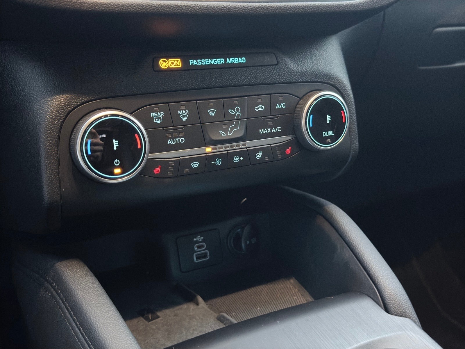 FORD Kuga 2.5 FHEV Titanium 4WD-image-16