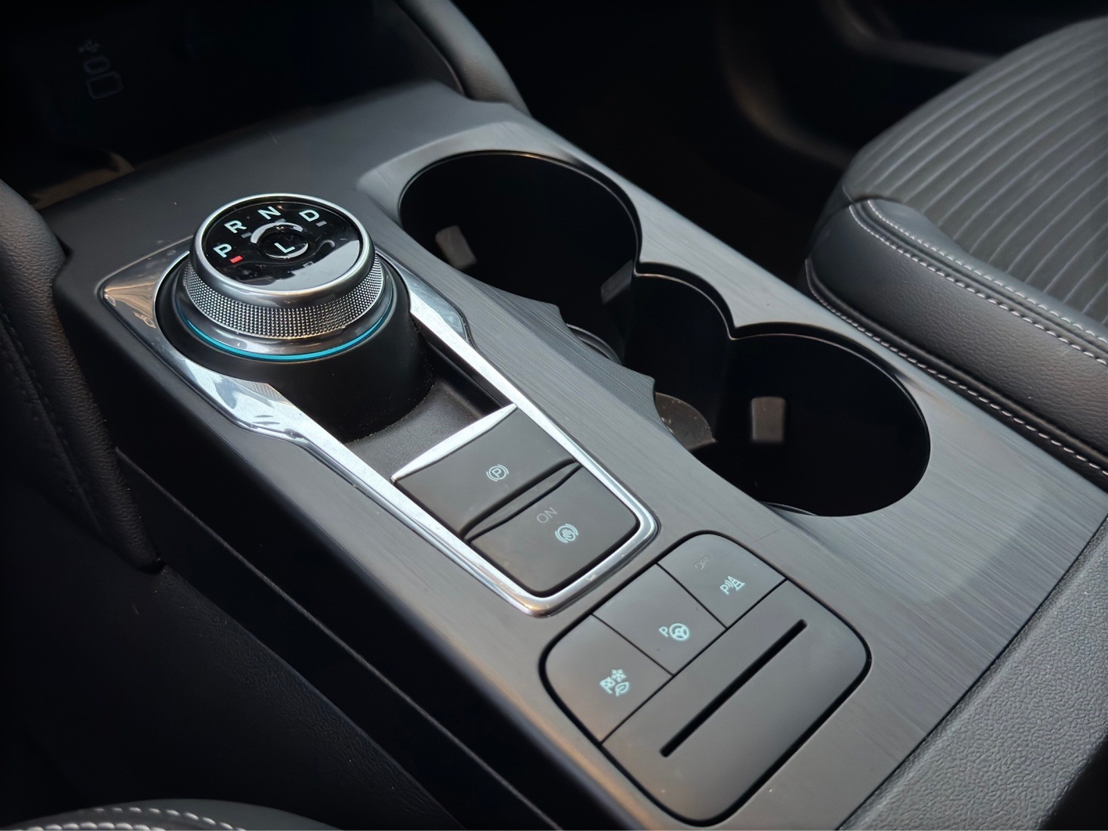 FORD Kuga 2.5 FHEV Titanium 4WD-image-15