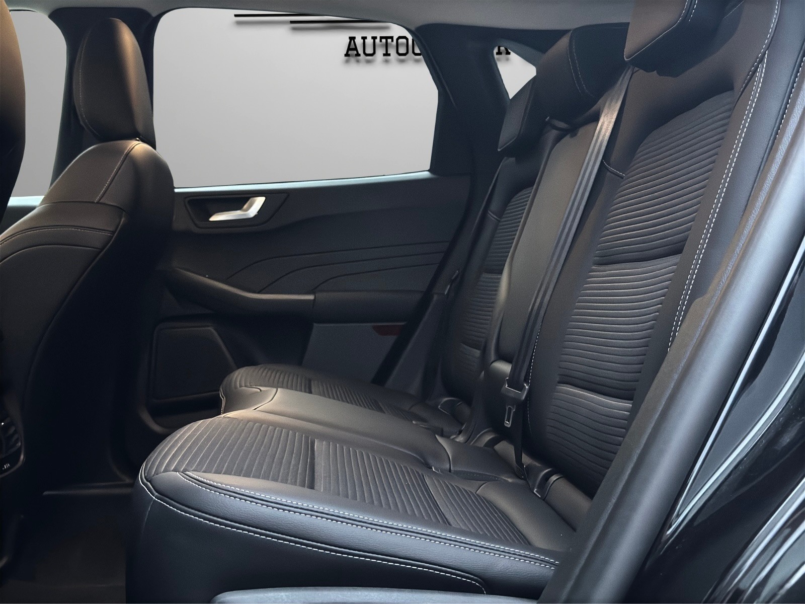 FORD Kuga 2.5 FHEV Titanium 4WD-image-10