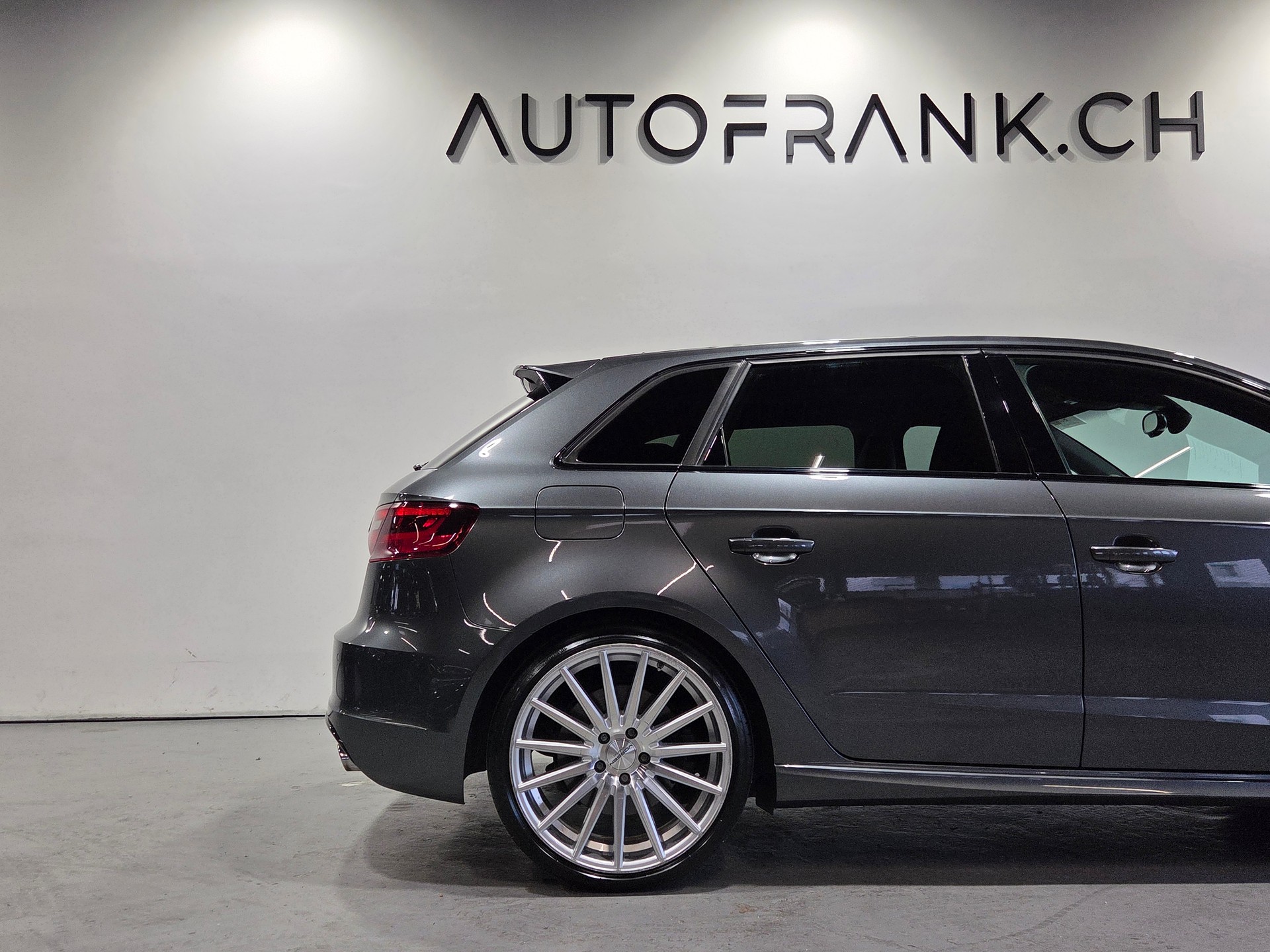 AUDI S3 Sportback 2.0 T FSI quattro S-Tronic-image-15