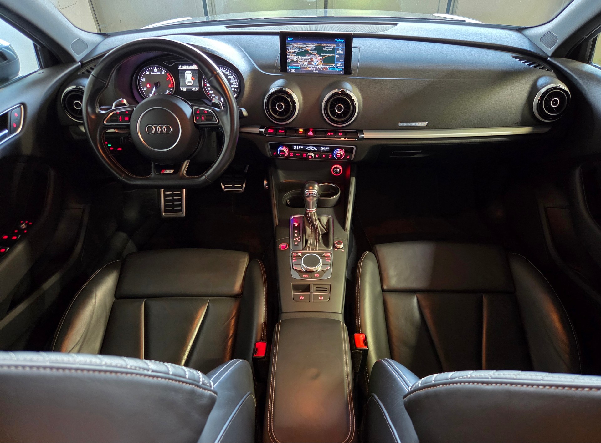 AUDI S3 Sportback 2.0 T FSI quattro S-Tronic-image-11