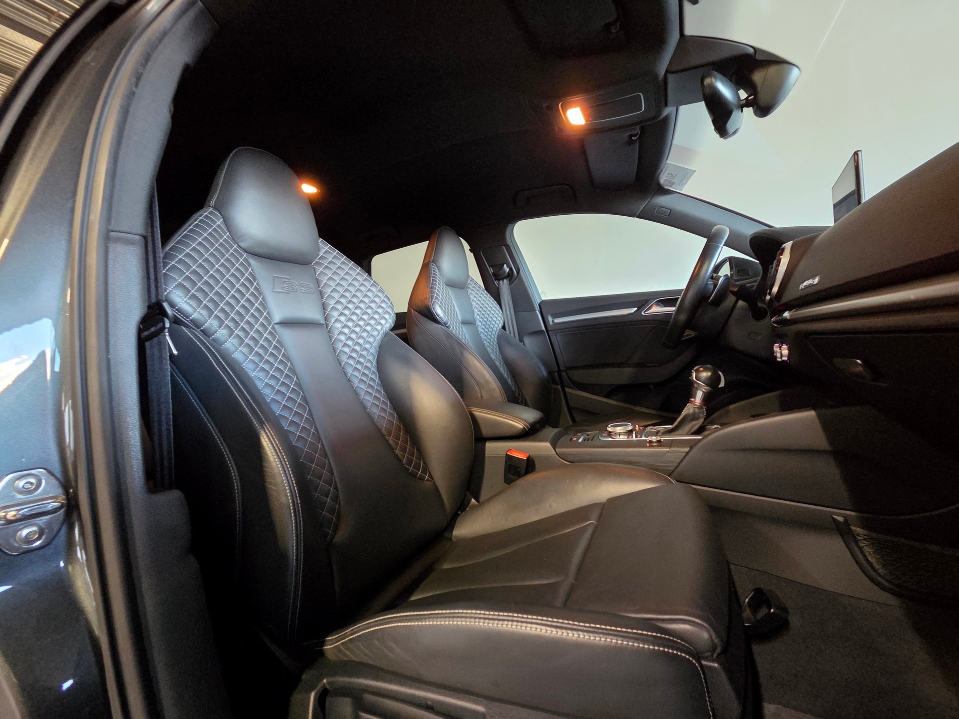 AUDI S3 Sportback 2.0 T FSI quattro S-Tronic-image-8