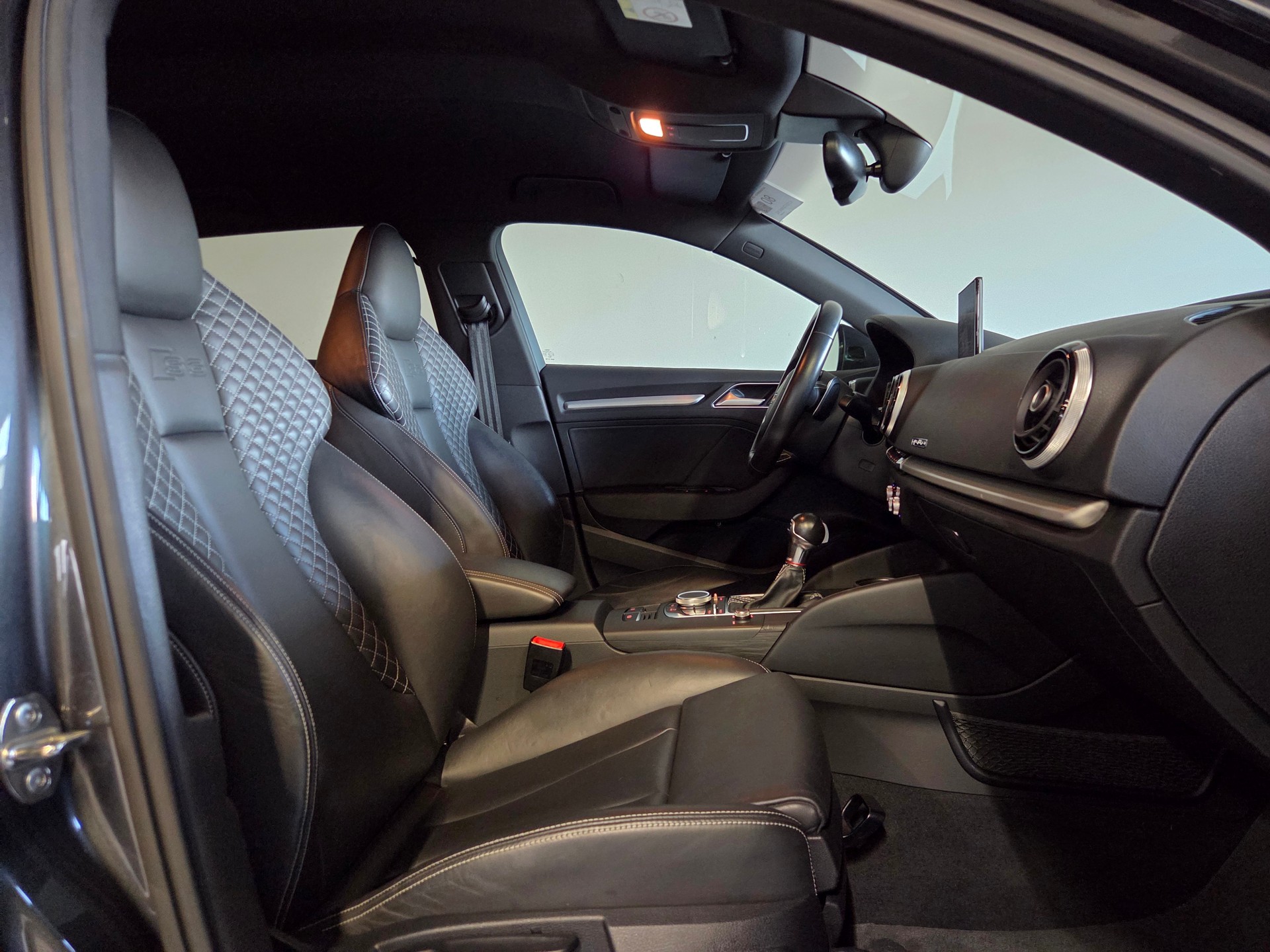 AUDI S3 Sportback 2.0 T FSI quattro S-Tronic-image-19