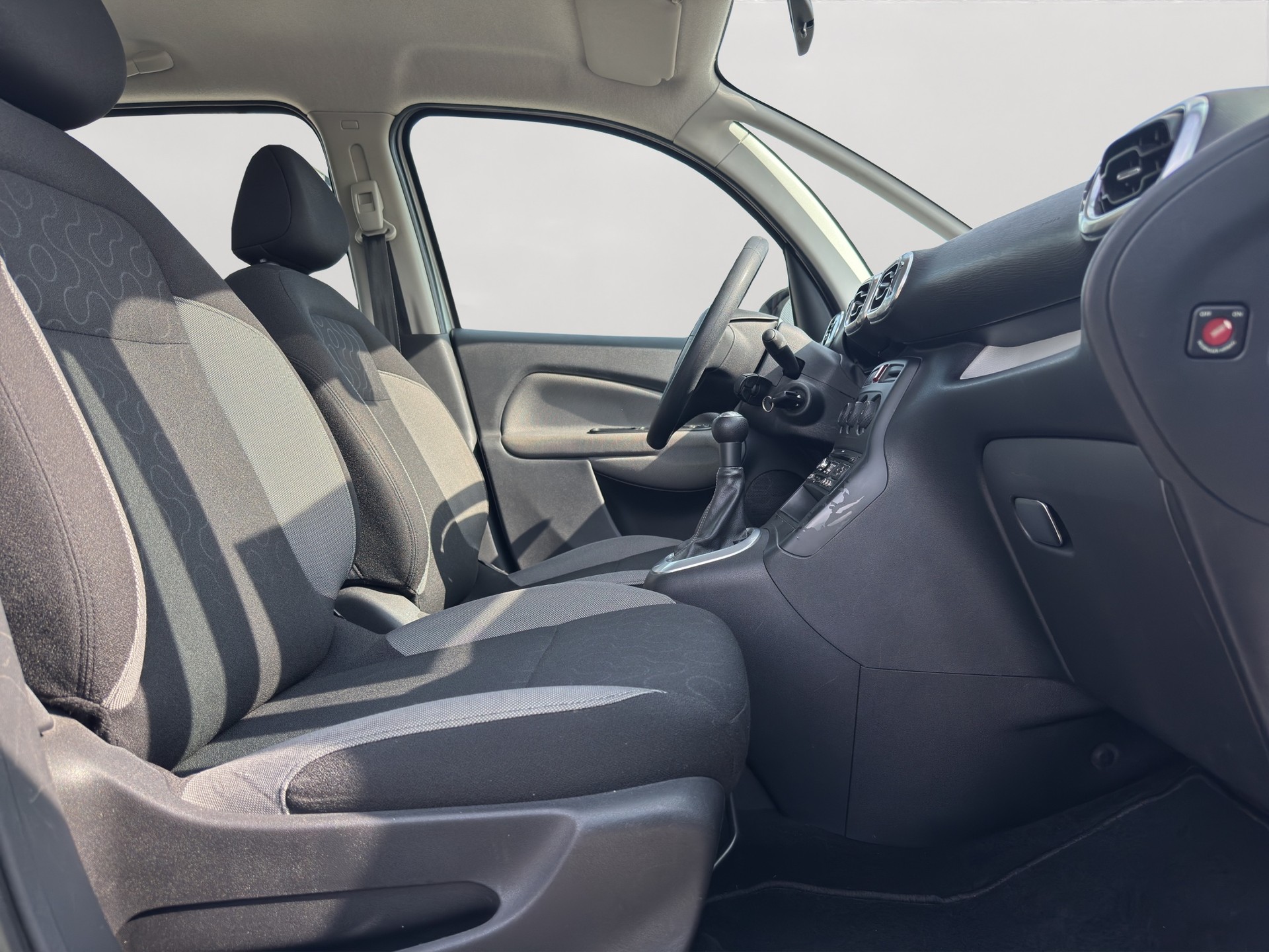 CITROEN C3 Picasso 1.6i 16V Swiss Style-image-9