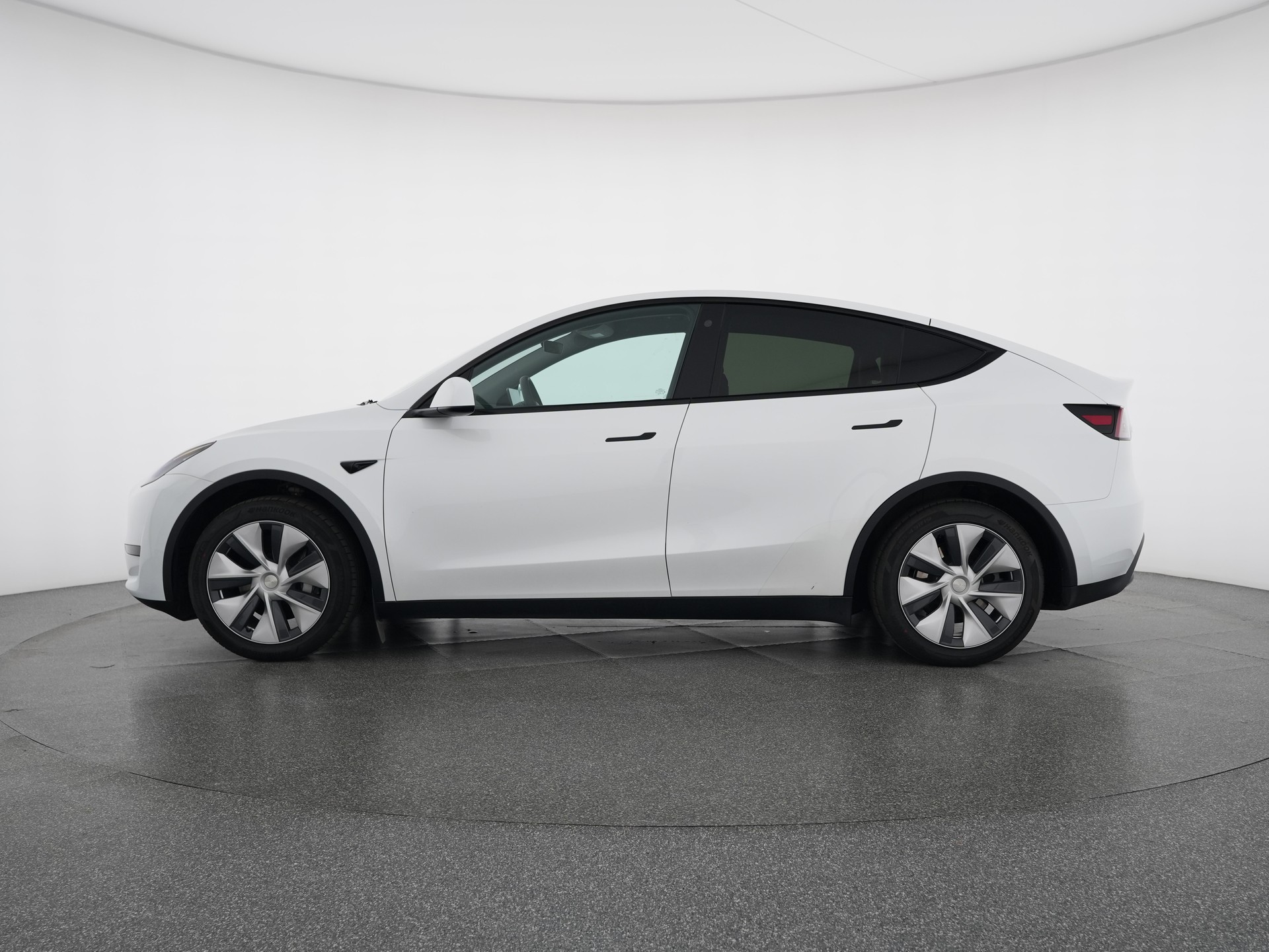 TESLA Model Y Rear-Wheel Drive-image-1