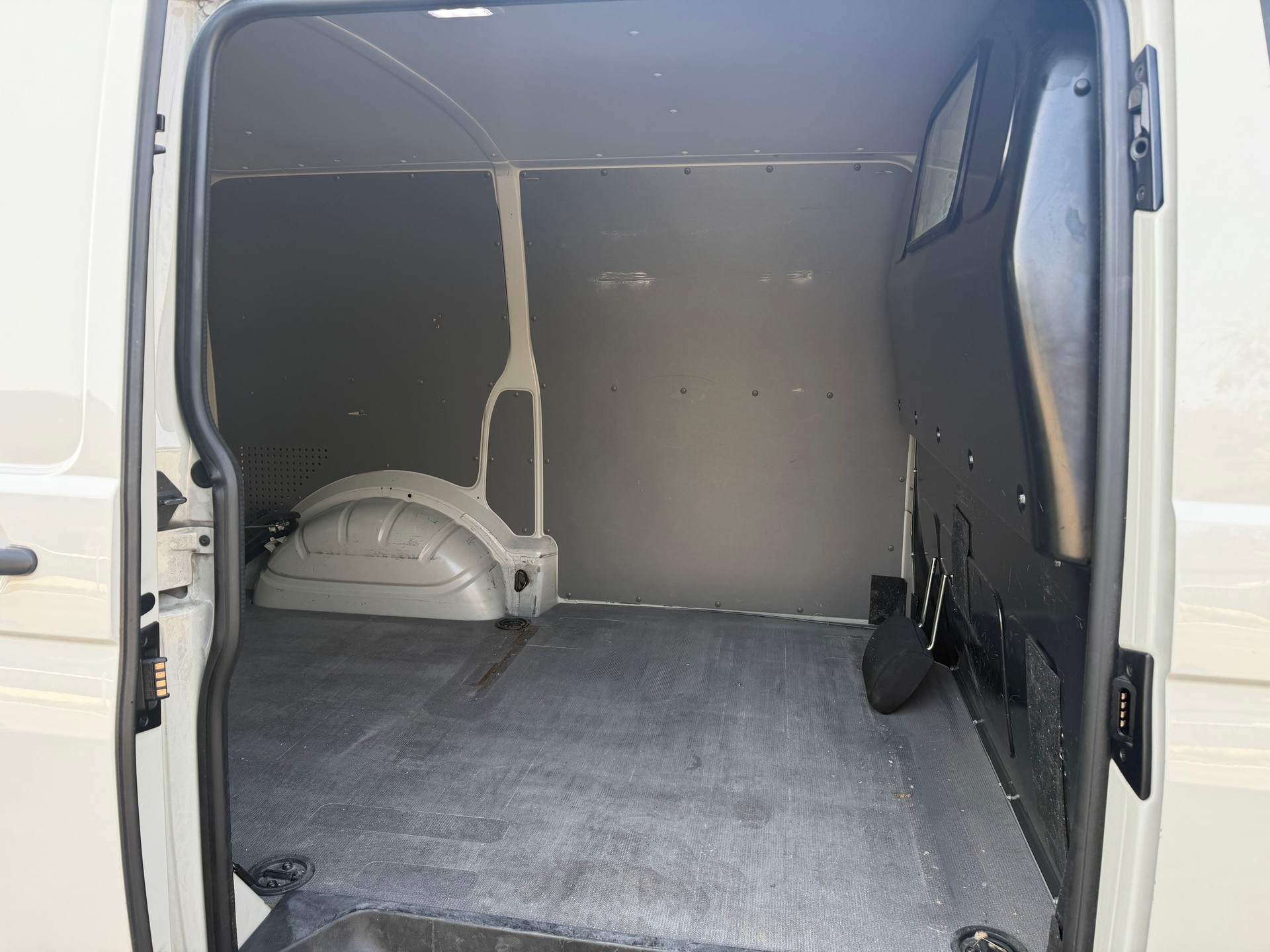 VW T6.1 2.0 TDI 4Motion DSG-image-13