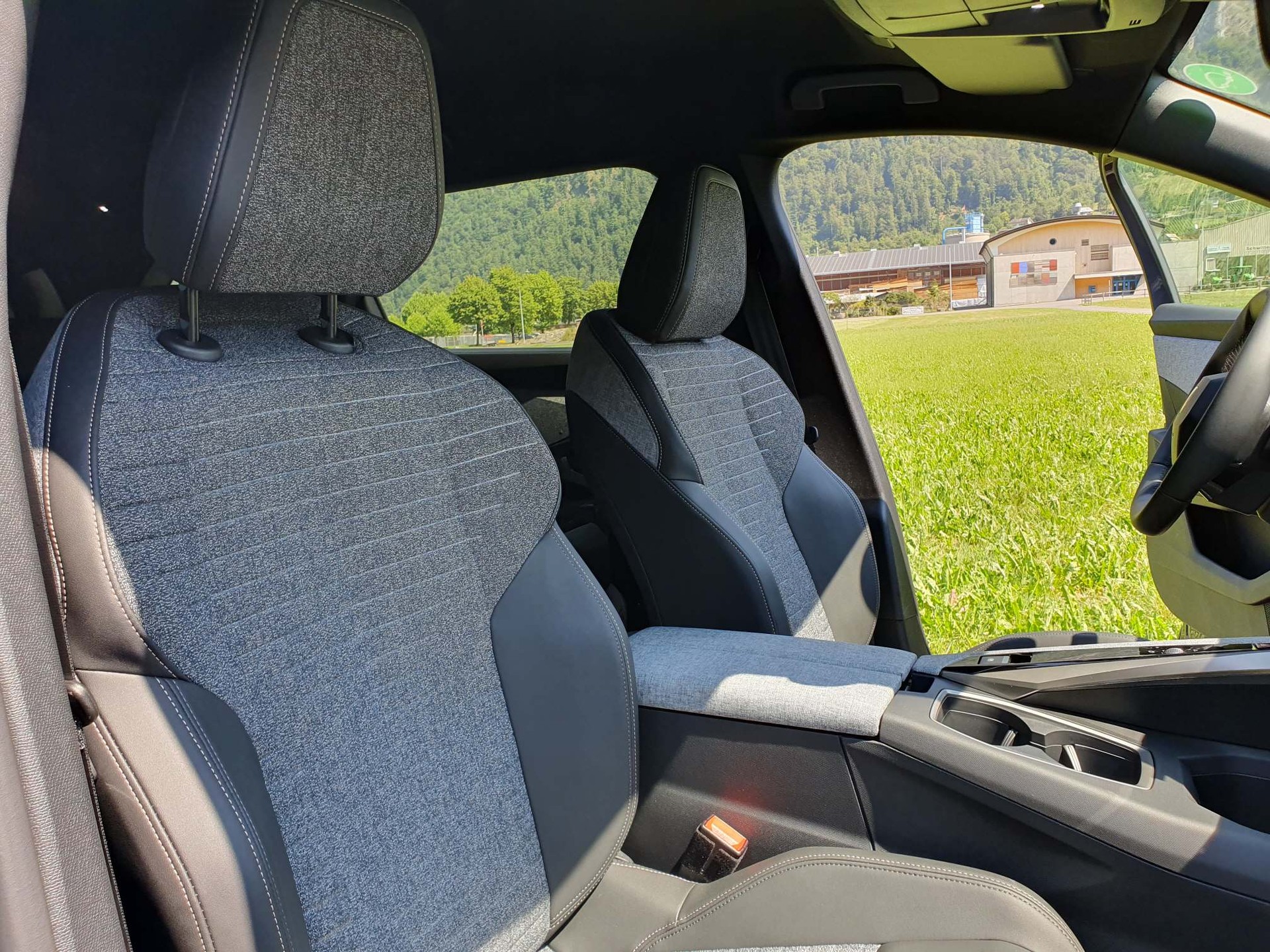 PEUGEOT 5008 e-Allure Premium 4x4-image-11