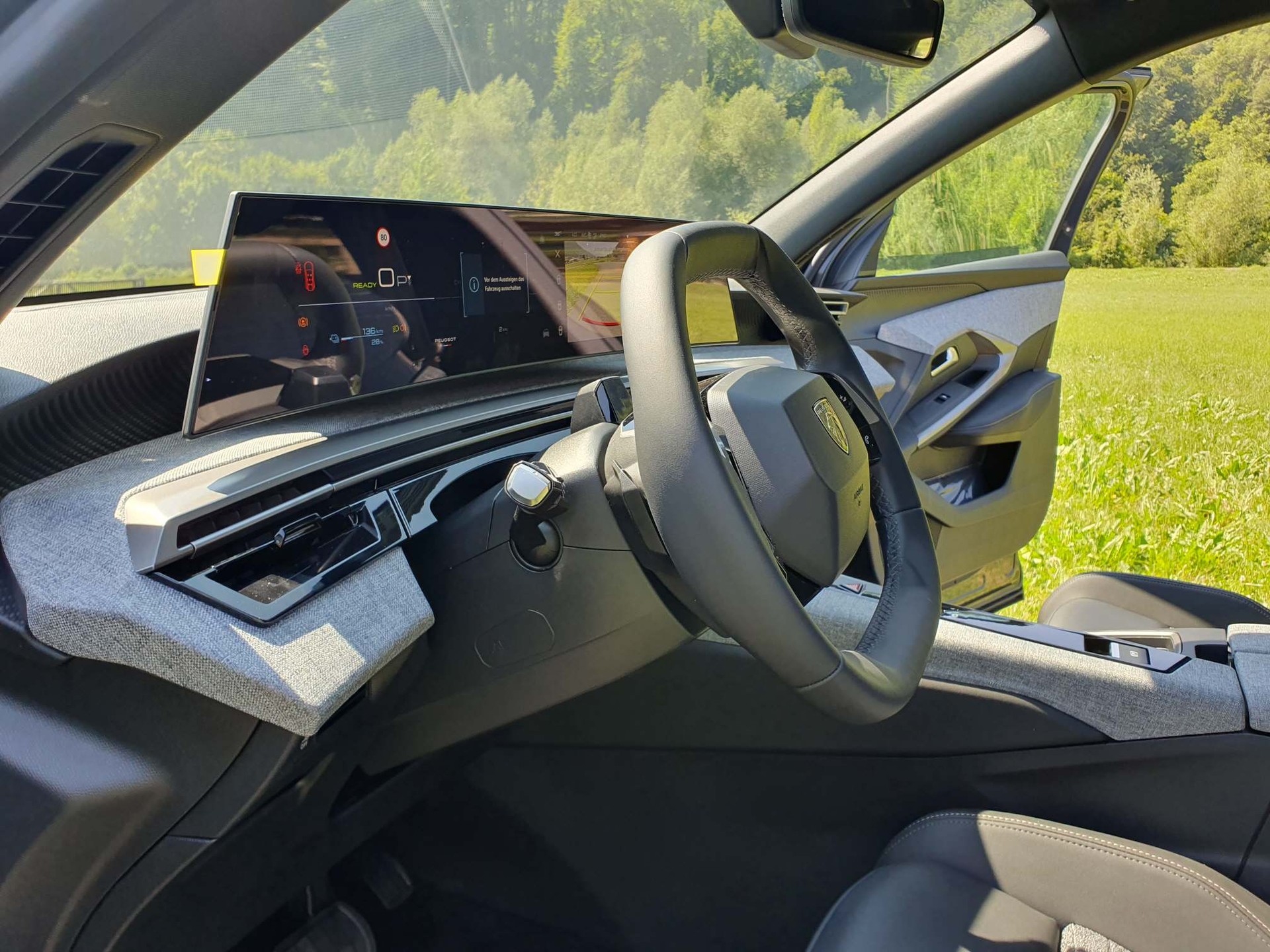 PEUGEOT 5008 e-Allure Premium 4x4-image-8