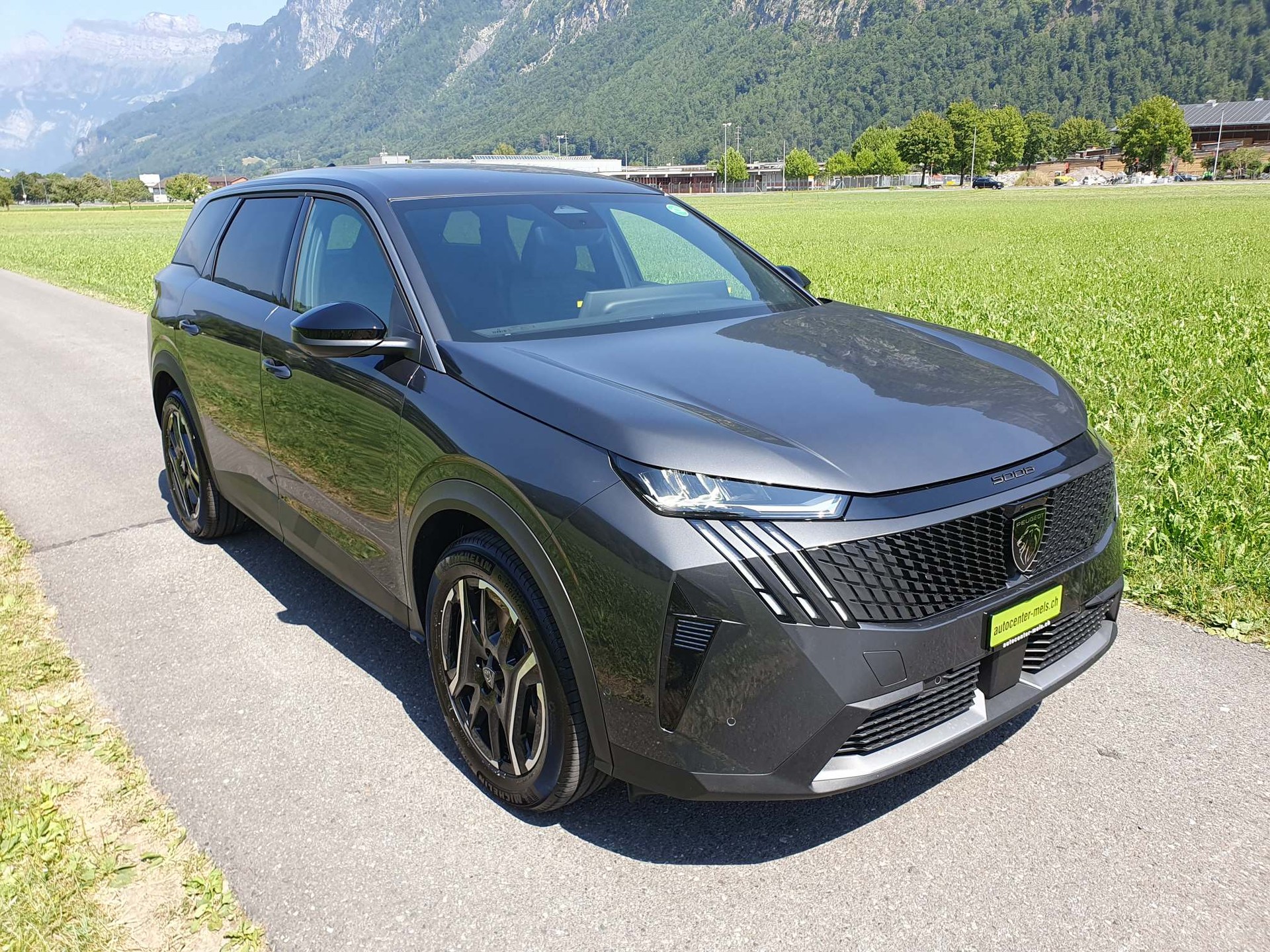 PEUGEOT 5008 e-Allure Premium 4x4-image-0