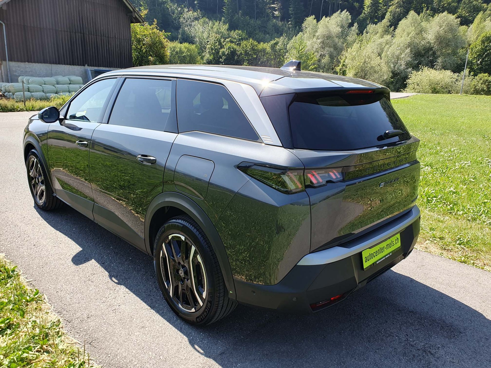 PEUGEOT 5008 e-Allure Premium 4x4-image-4