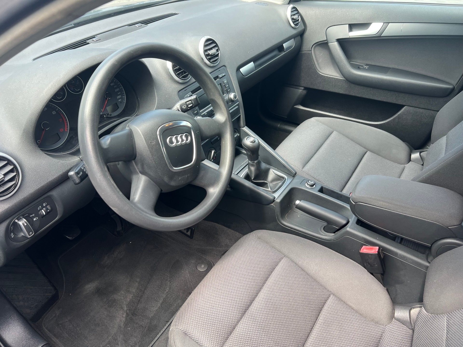 AUDI A3 Sportback 1.2 TFSI Attraction-image-5