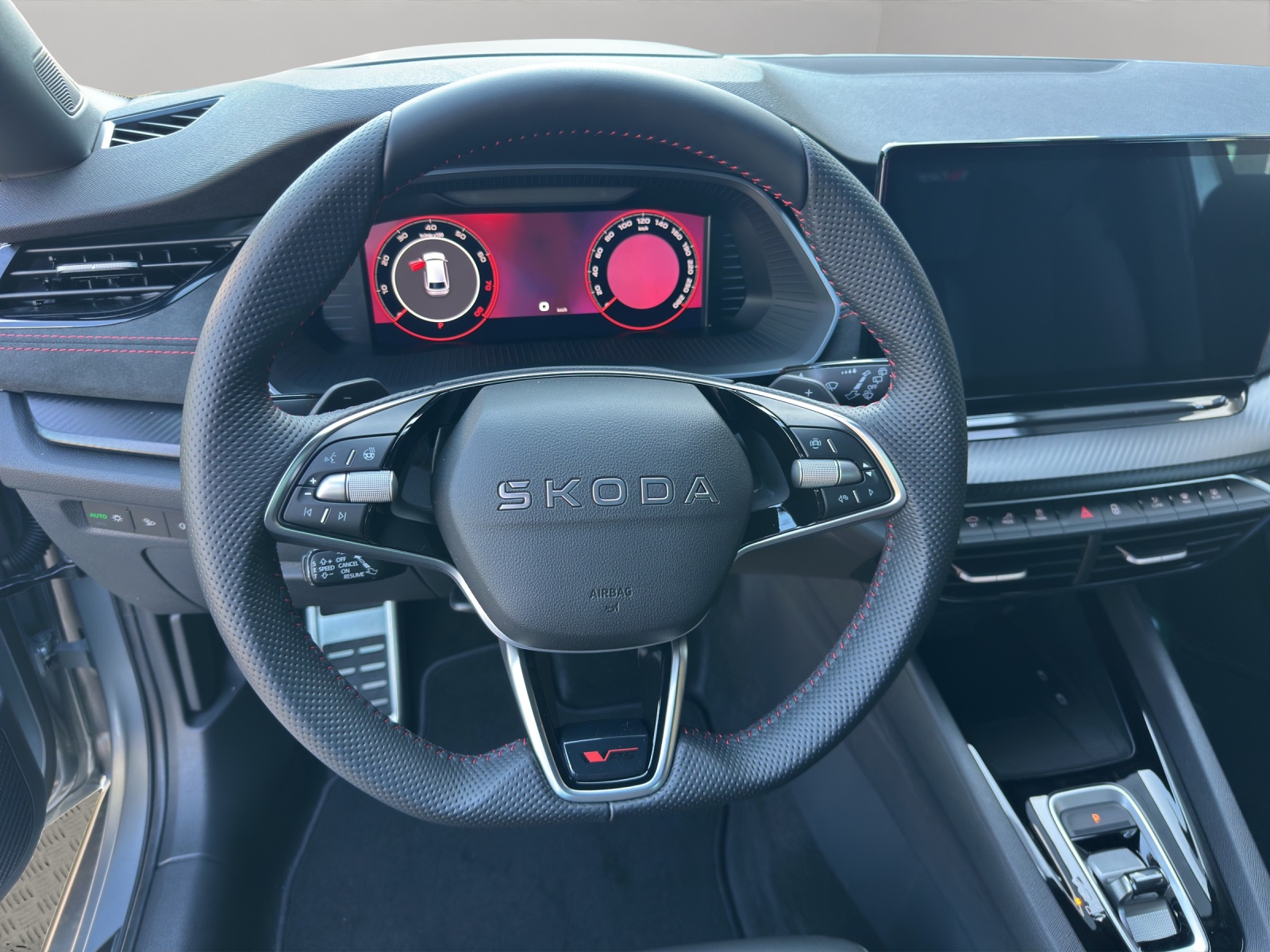 SKODA Octavia Combi 2.0 TSI DSG RS 30 Years Edition-image-9