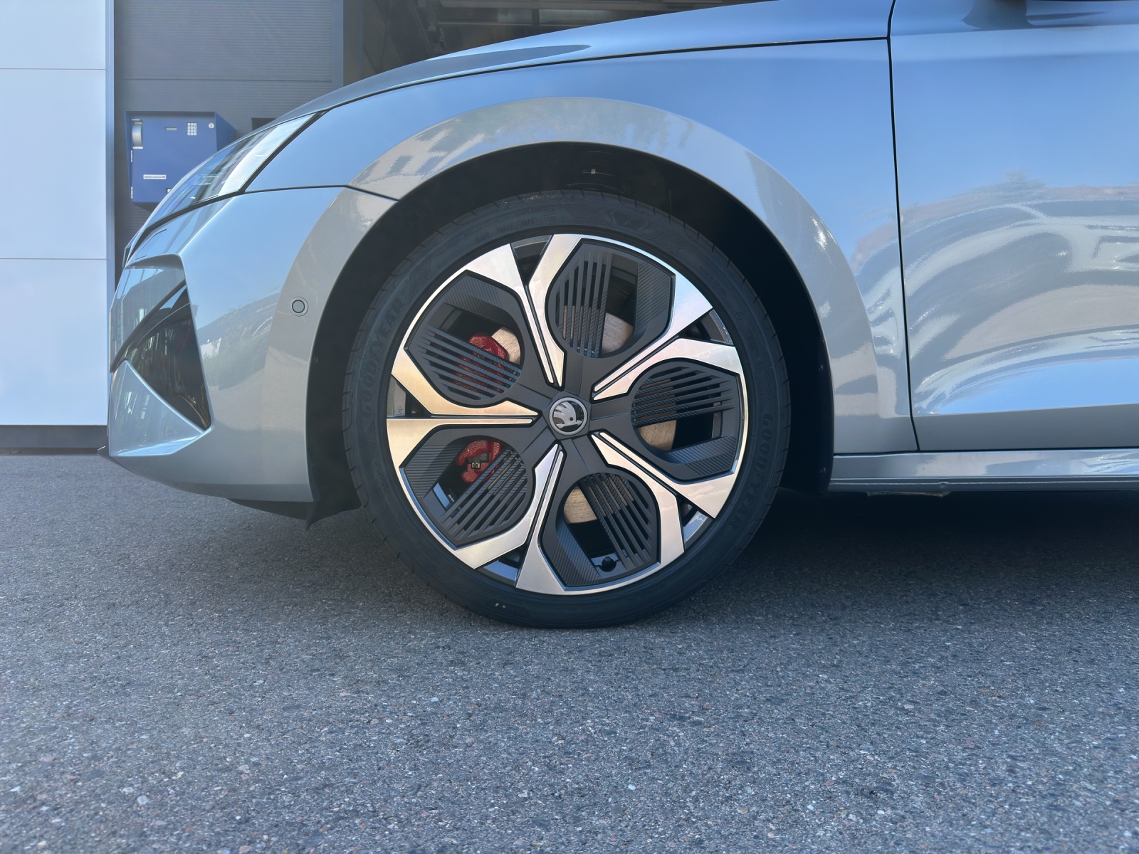 SKODA Octavia Combi 2.0 TSI DSG RS 30 Years Edition-image-6