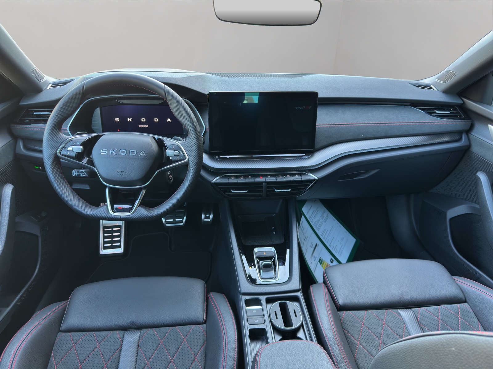SKODA Octavia Combi 2.0 TSI DSG RS 30 Years Edition-image-8