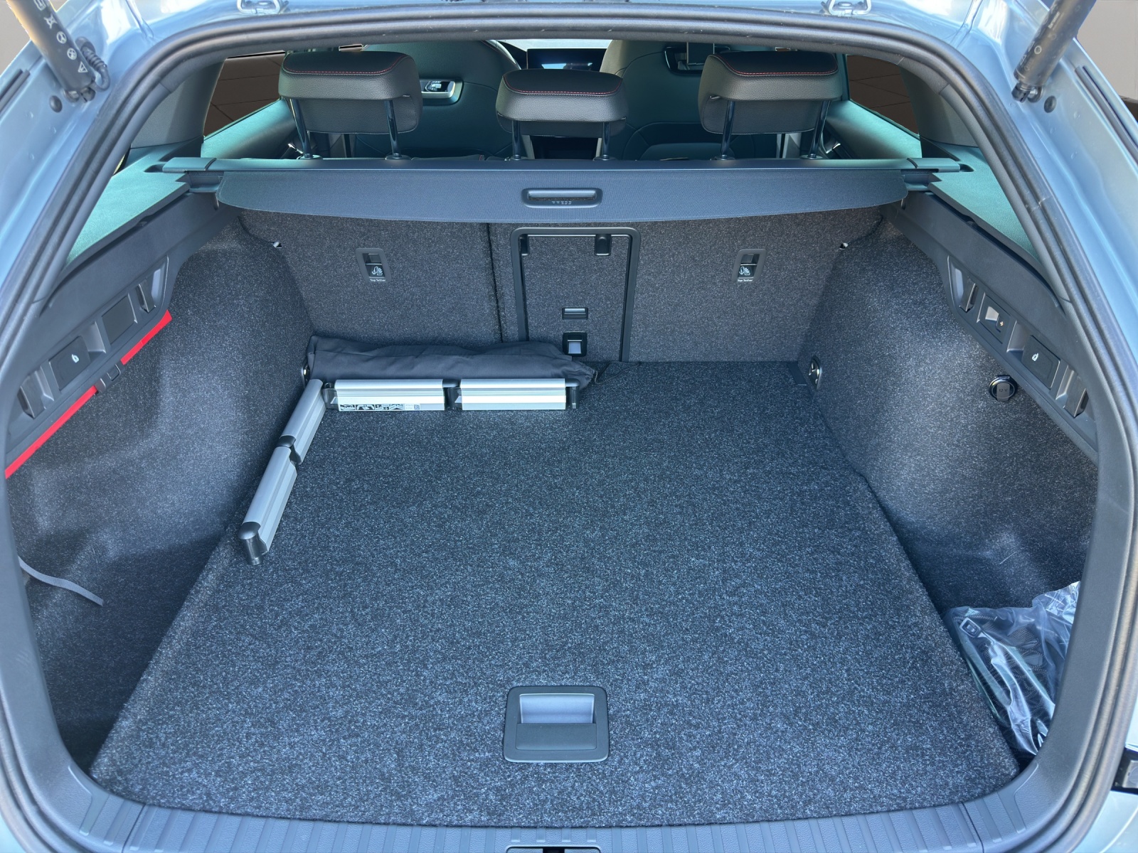 SKODA Octavia Combi 2.0 TSI DSG RS 30 Years Edition-image-15