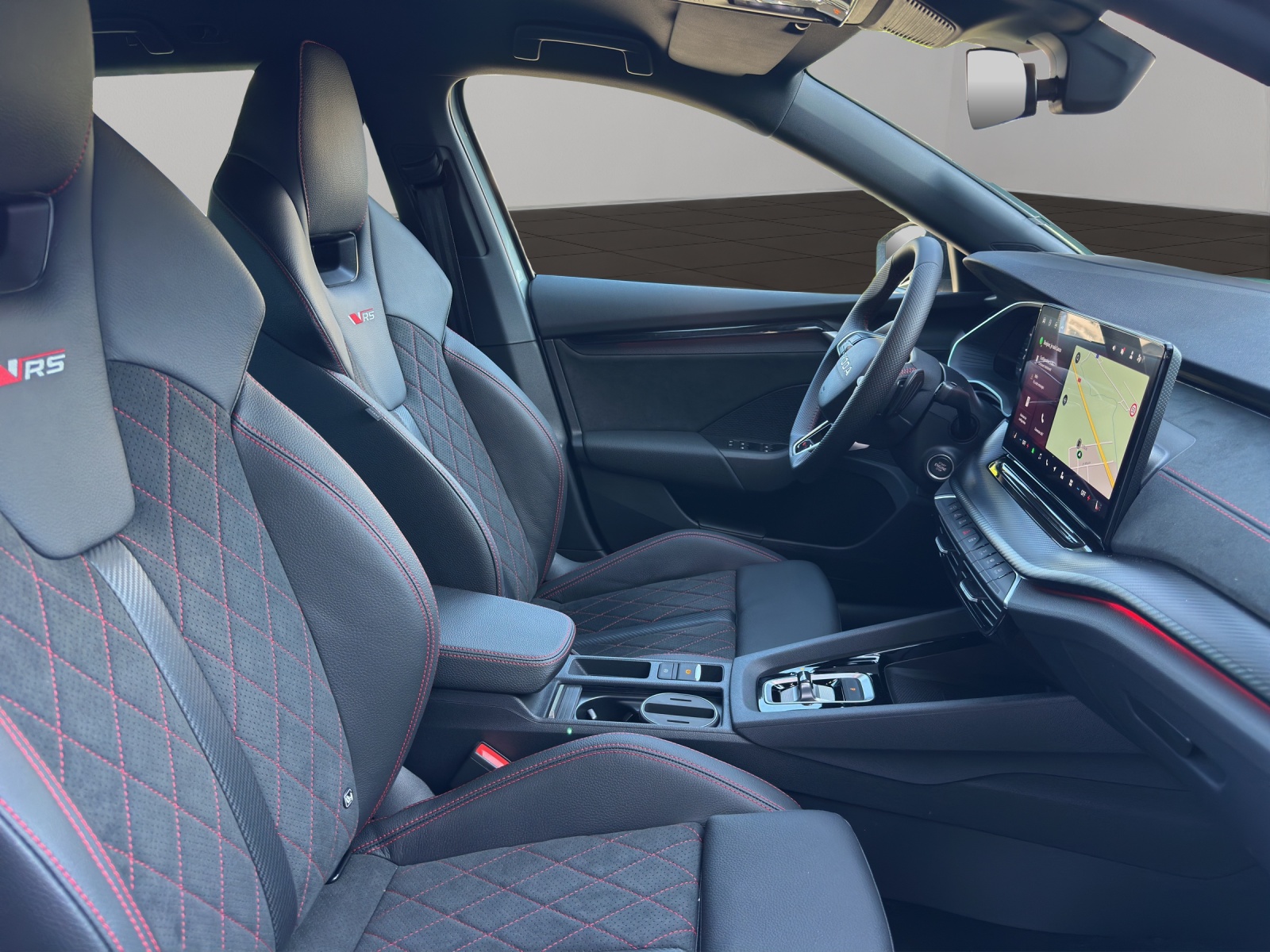 SKODA Octavia Combi 2.0 TSI DSG RS 30 Years Edition-image-14