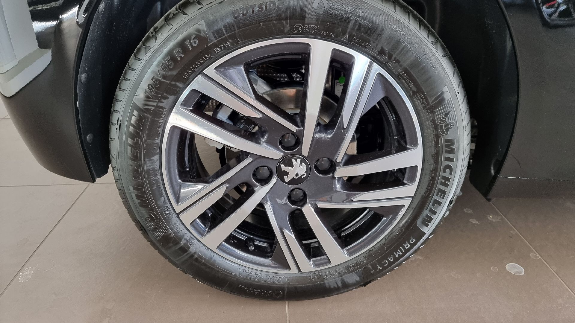 PEUGEOT 208 1.2 PureT All.P. EAT8-image-8