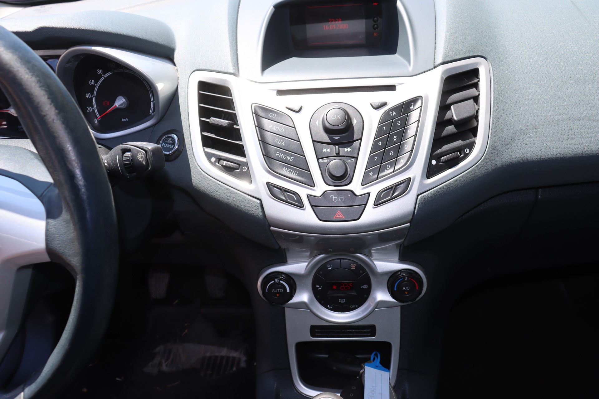 FORD Fiesta 1.6 16V Titanium-image-10
