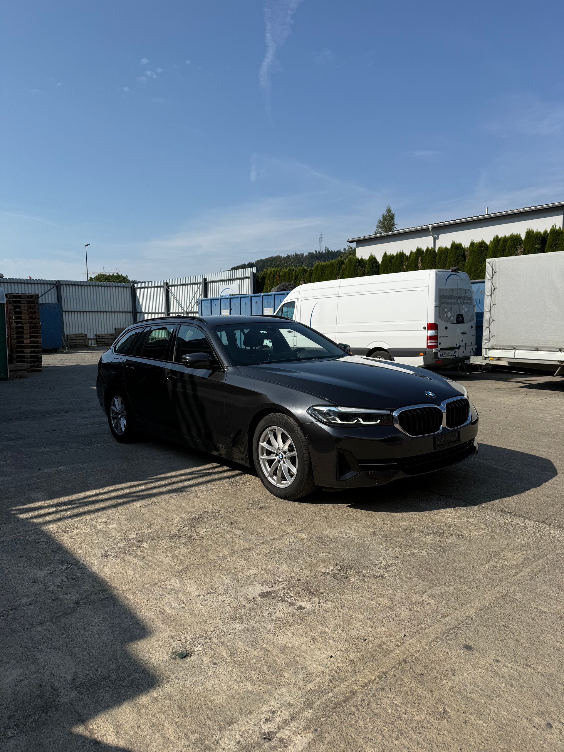 BMW 520d xDrive 48V Touring Steptronic-image-2