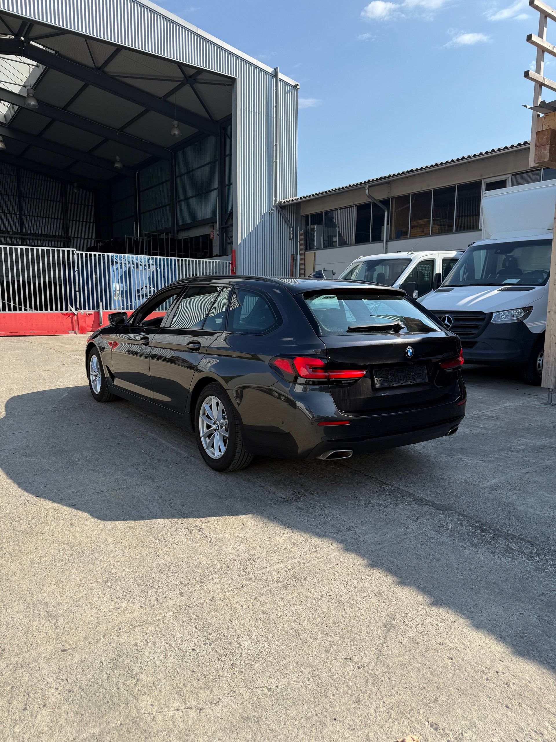 BMW 520d xDrive 48V Touring Steptronic-image-3
