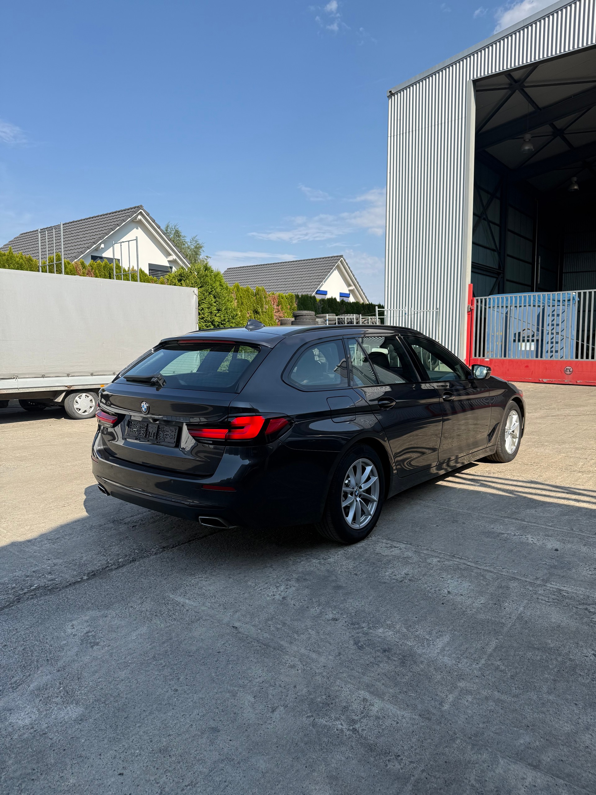 BMW 520d xDrive 48V Touring Steptronic-image-4