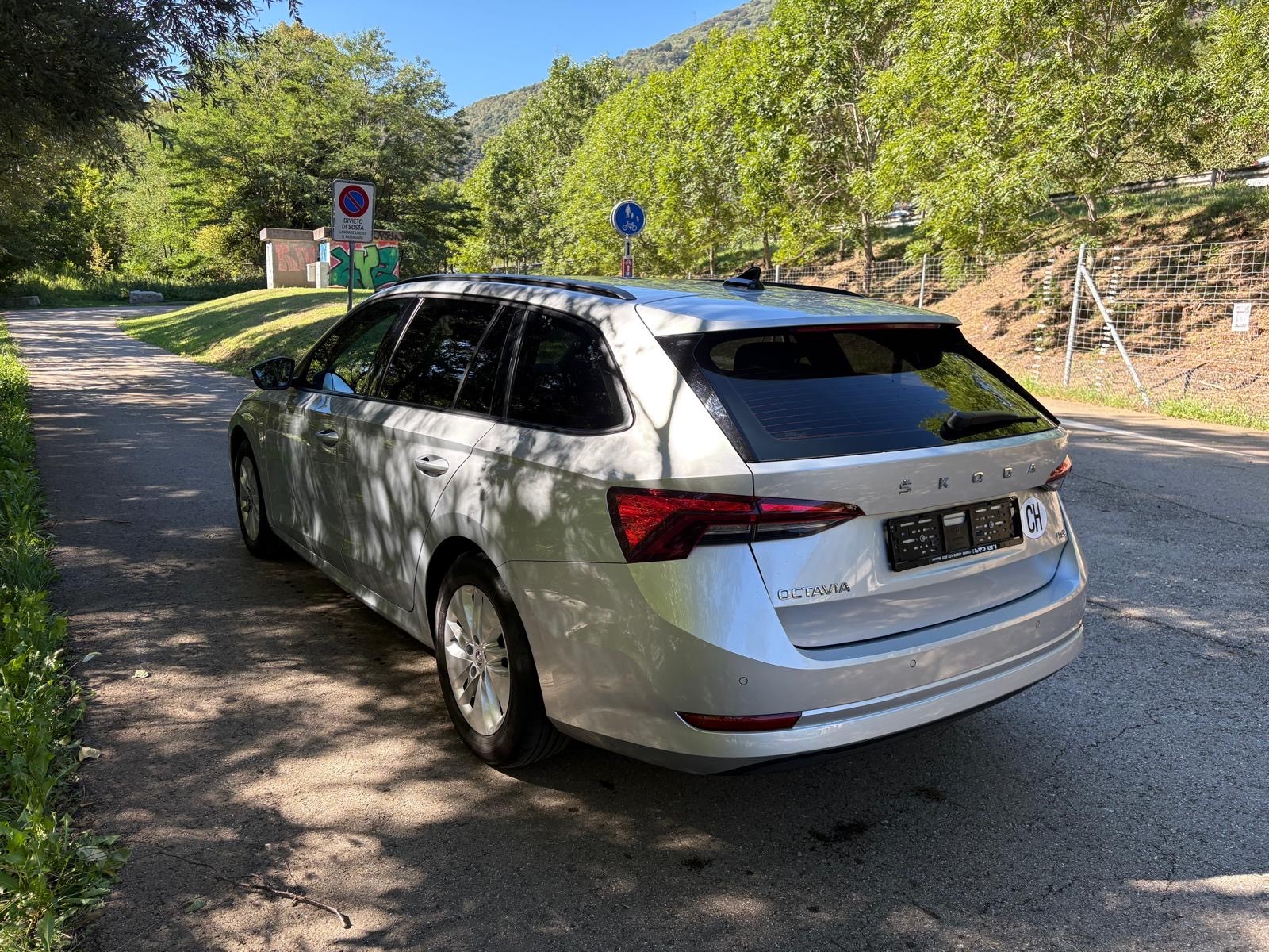 SKODA Octavia Combi 2.0 TDI DSG Ambition 4x4-image-2