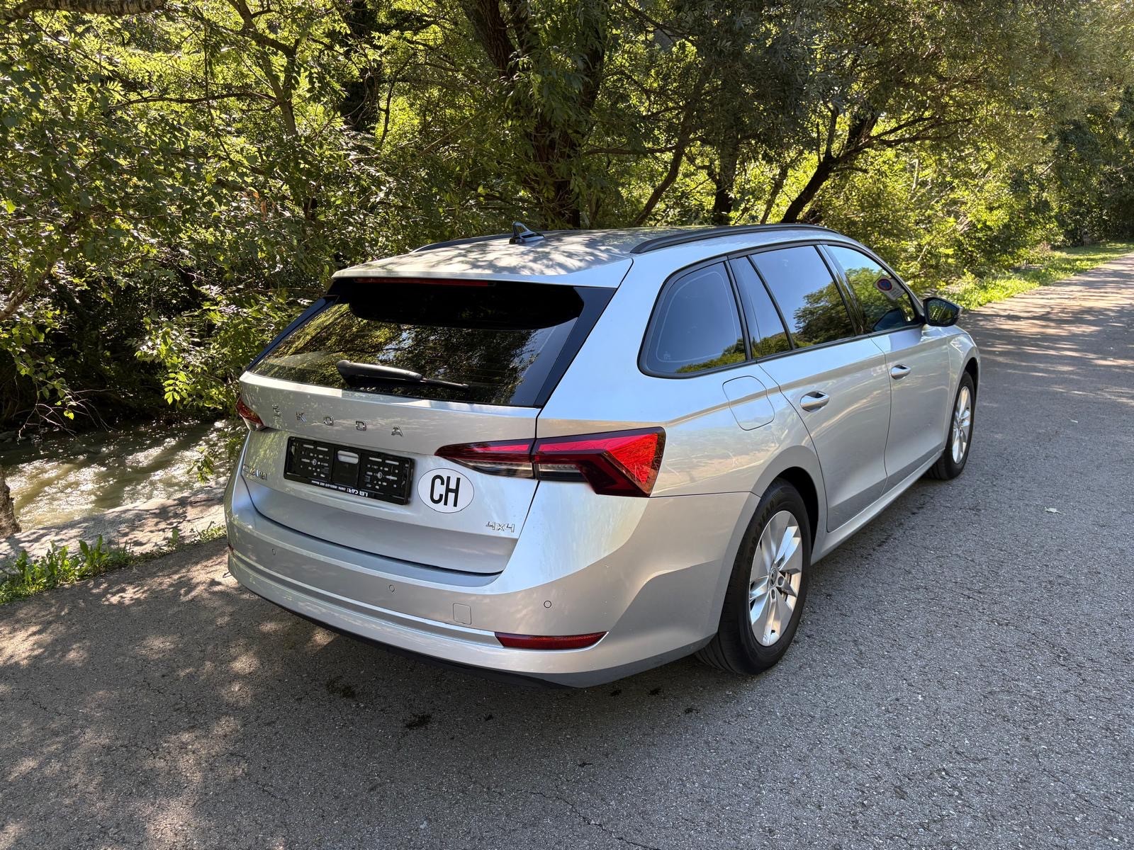 SKODA Octavia Combi 2.0 TDI DSG Ambition 4x4-image-4