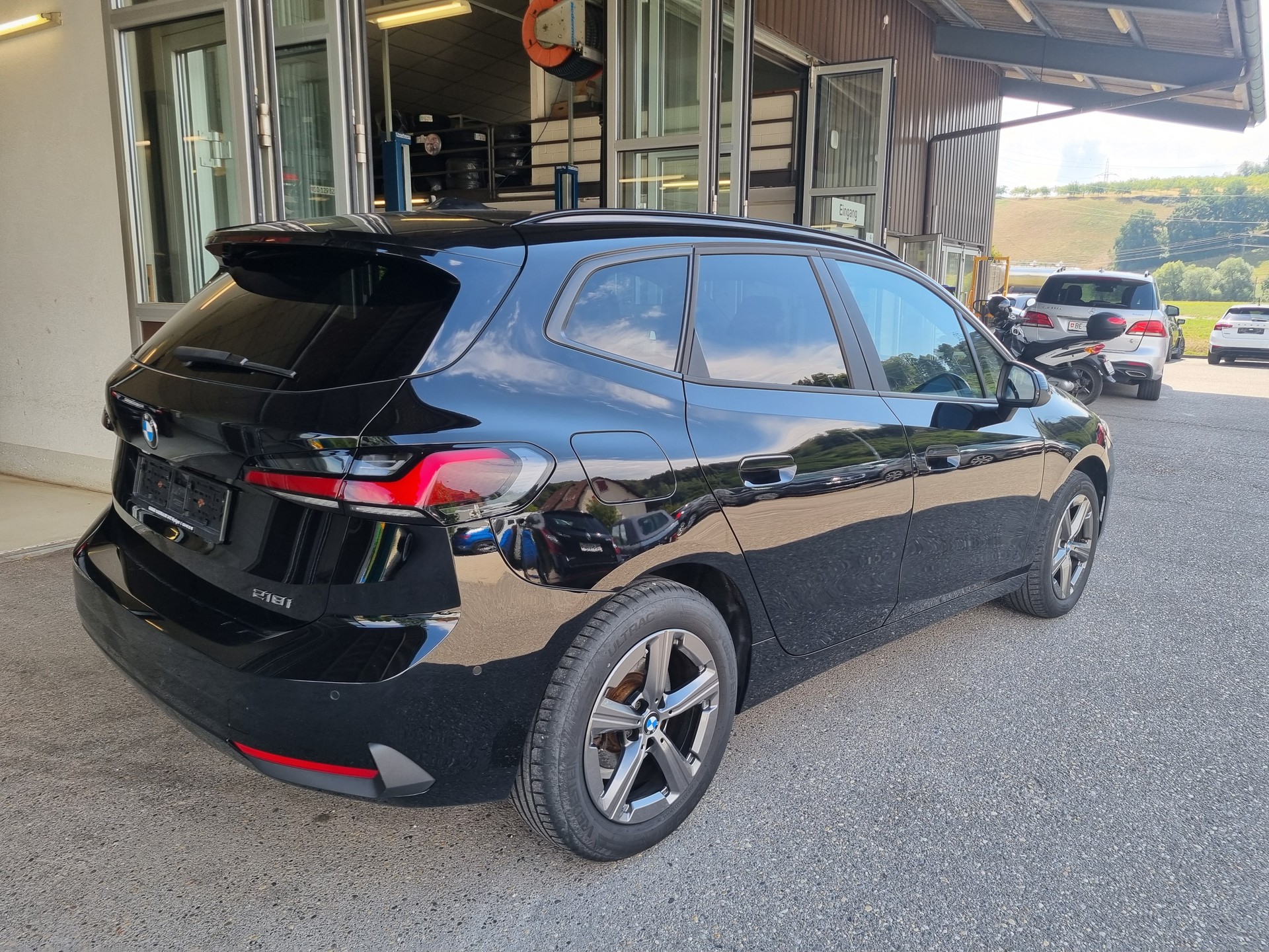 BMW 218i Active Tourer DKG-showroom-element-3