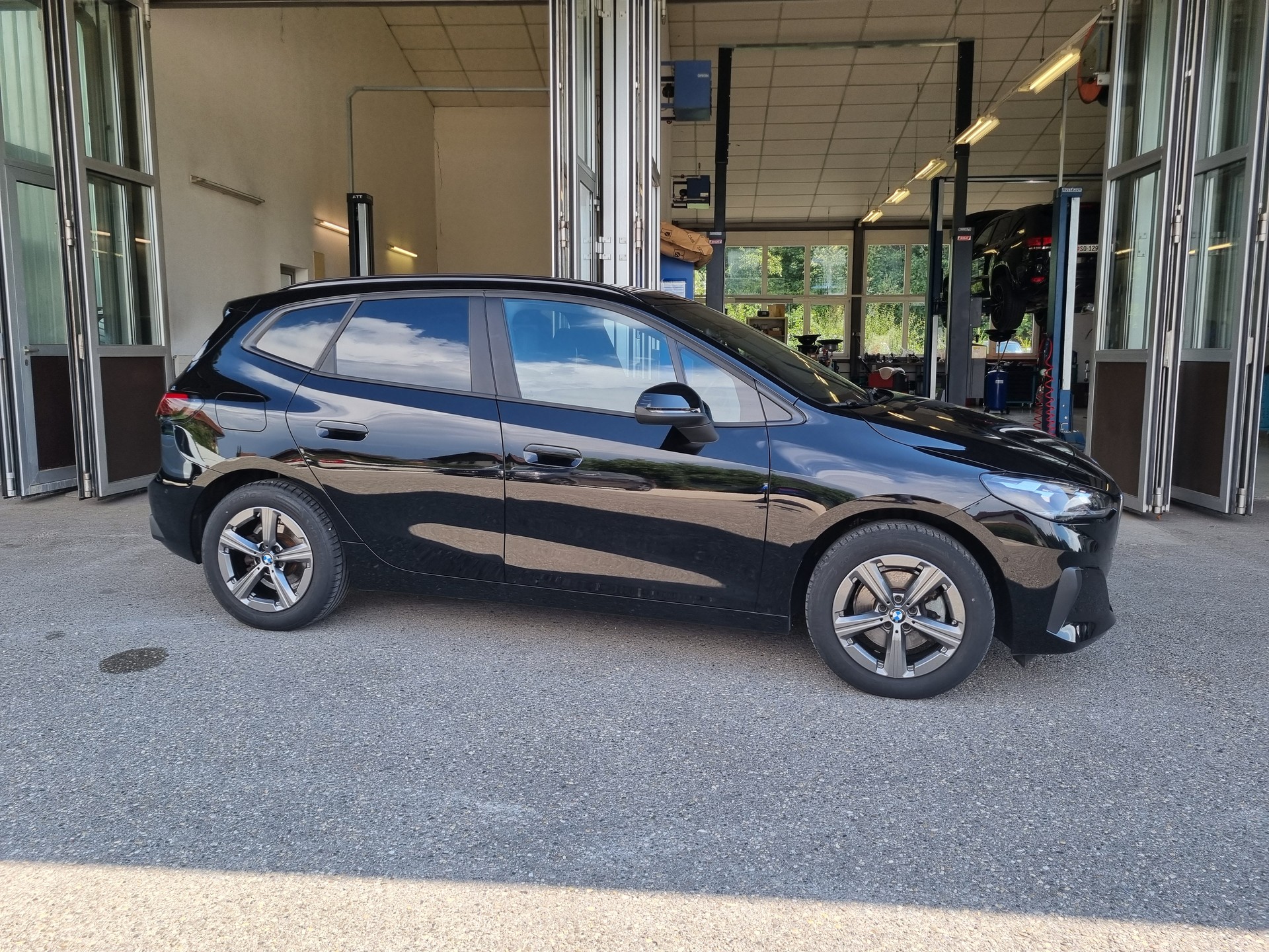 BMW 218i Active Tourer DKG-showroom-element-2