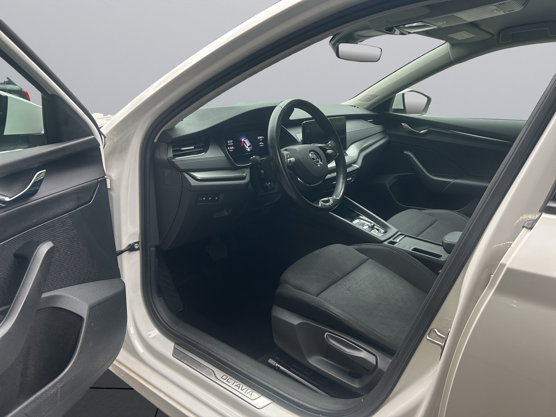 SKODA Octavia Combi 2.0 TDI DSG Ambition 4x4-image-9