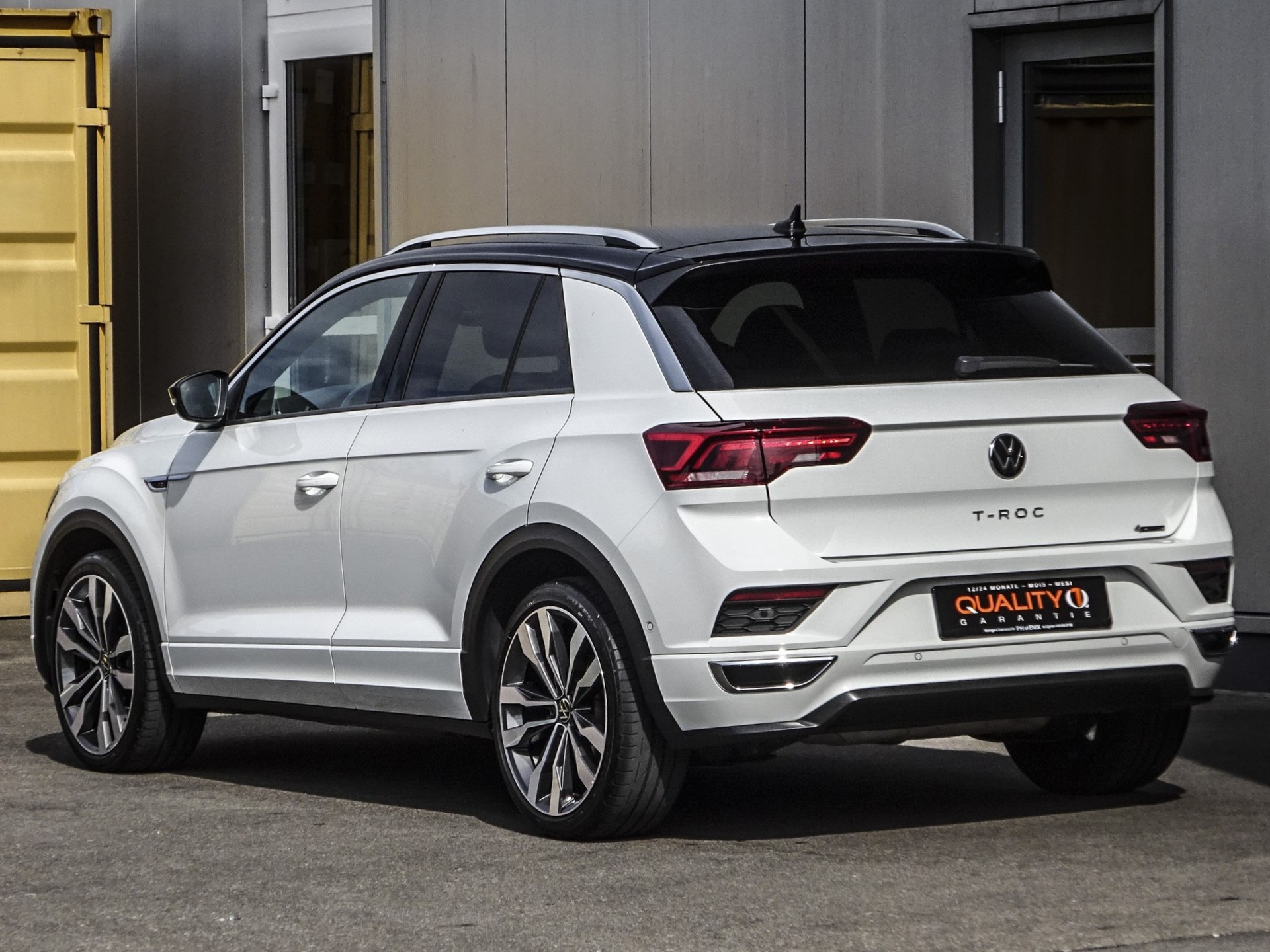 VW T-Roc 2.0 TSI R-Line DSG 4Motion // CH-Fahrzeug // Blackstyle Packet // Top Fahrzeug...-image-4