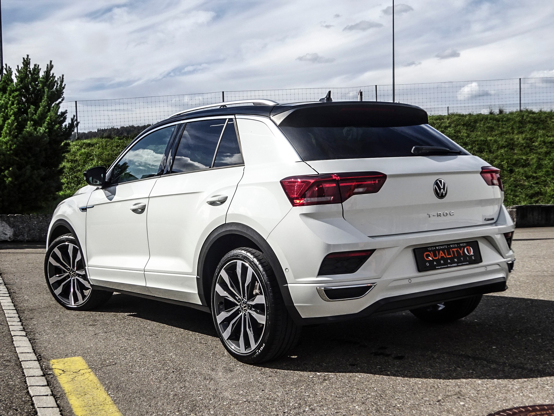 VW T-Roc 2.0 TSI R-Line DSG 4Motion // CH-Fahrzeug // Blackstyle Packet // Top Fahrzeug...-image-7
