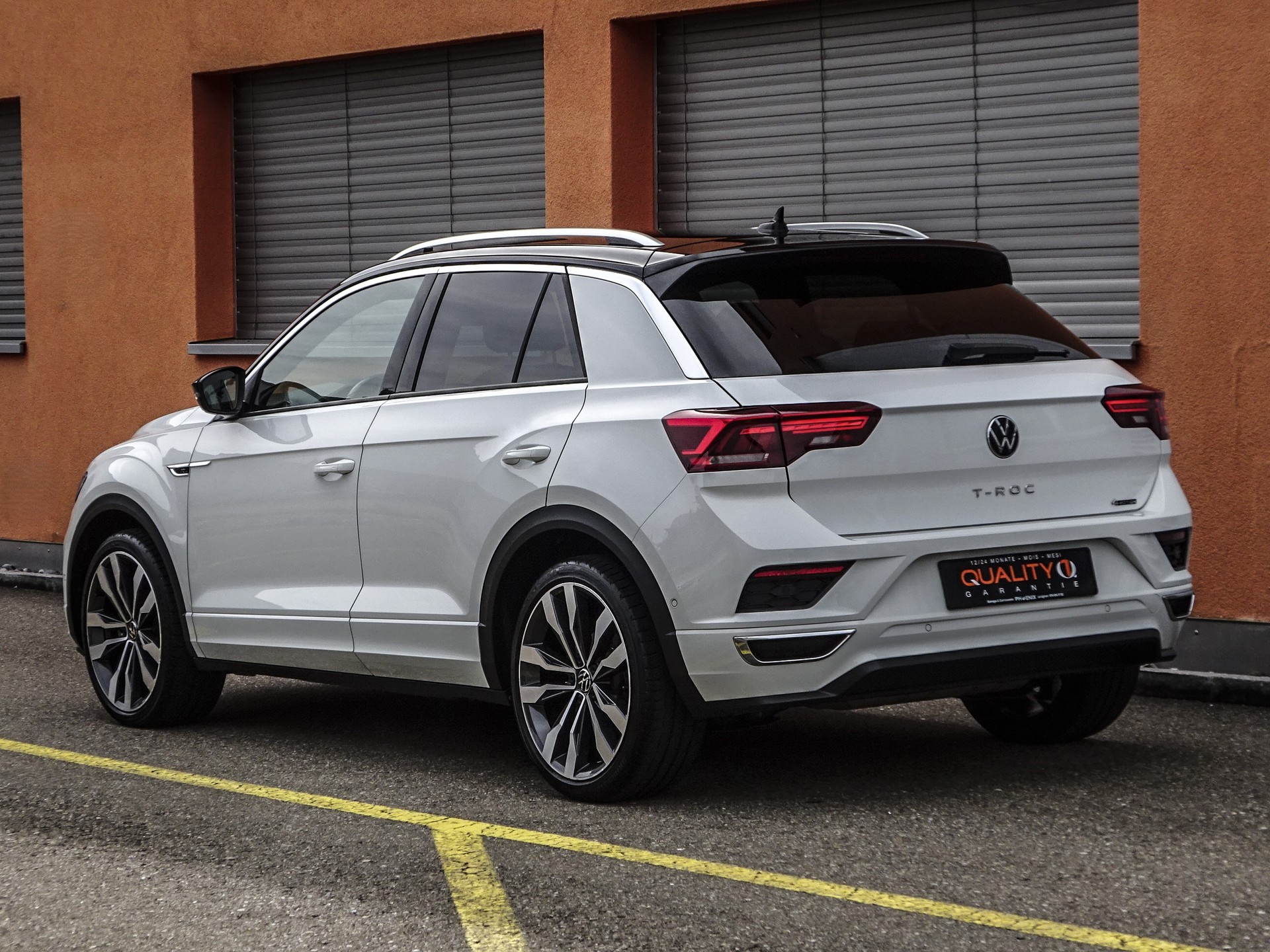 VW T-Roc 2.0 TSI R-Line DSG 4Motion // CH-Fahrzeug // Blackstyle Packet // Top Fahrzeug...-image-2
